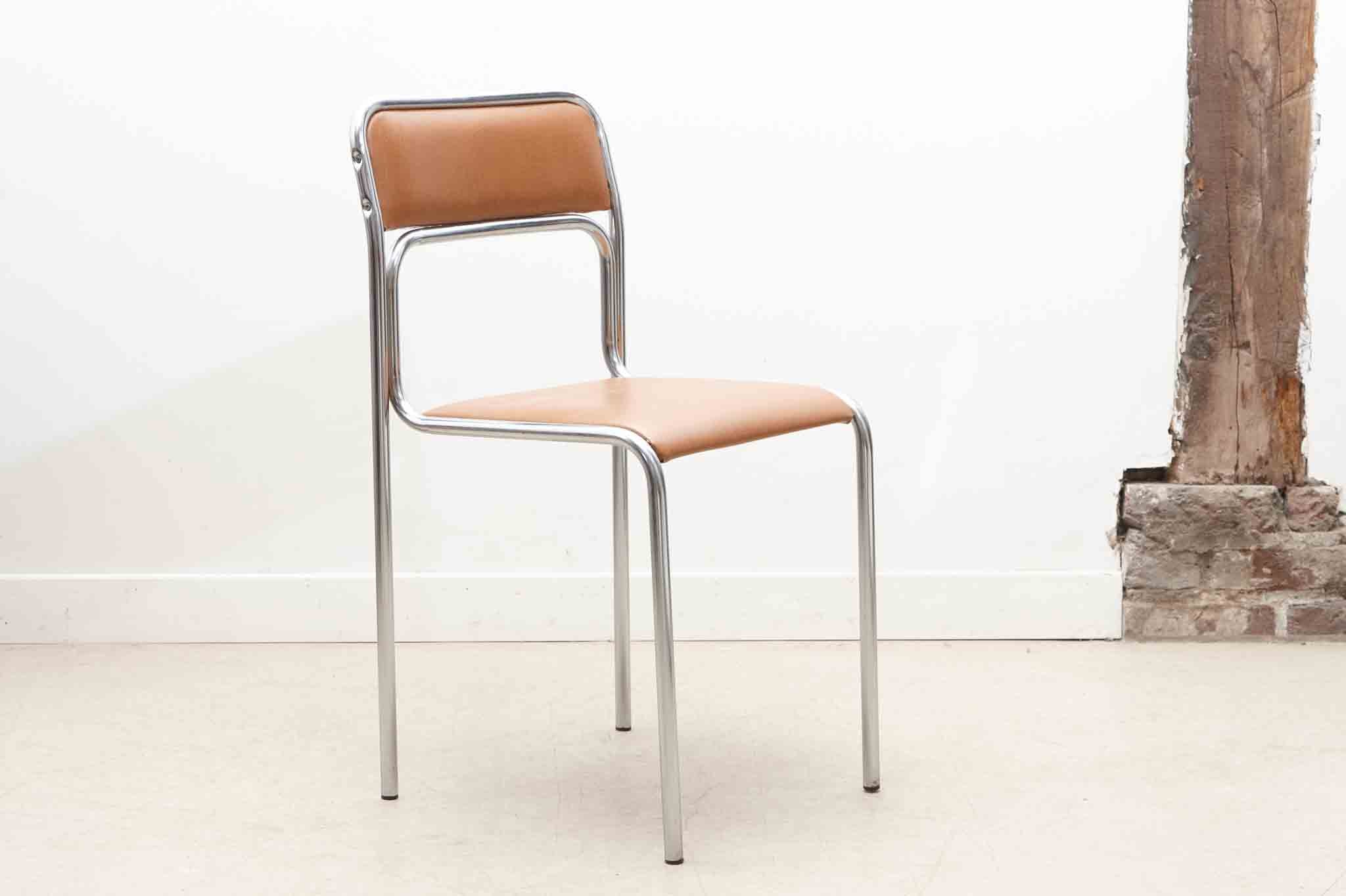 Chaise en skaî et pieds chrome