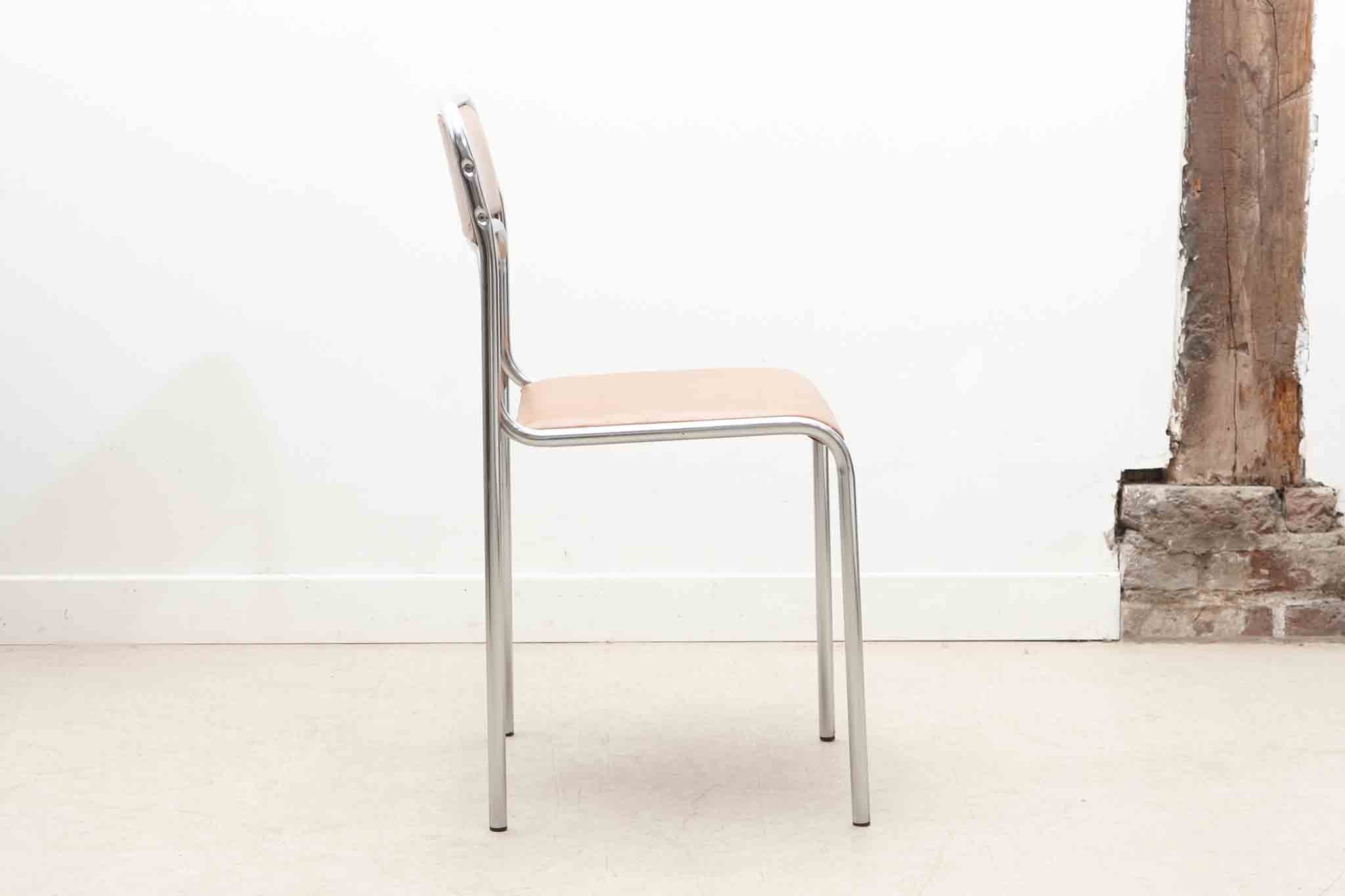 Chaise en skaî et pieds chrome Cartel de Belleville
