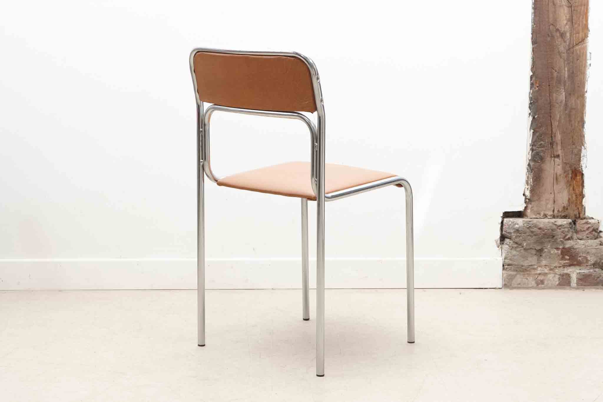 Chaise en skaî et pieds chrome