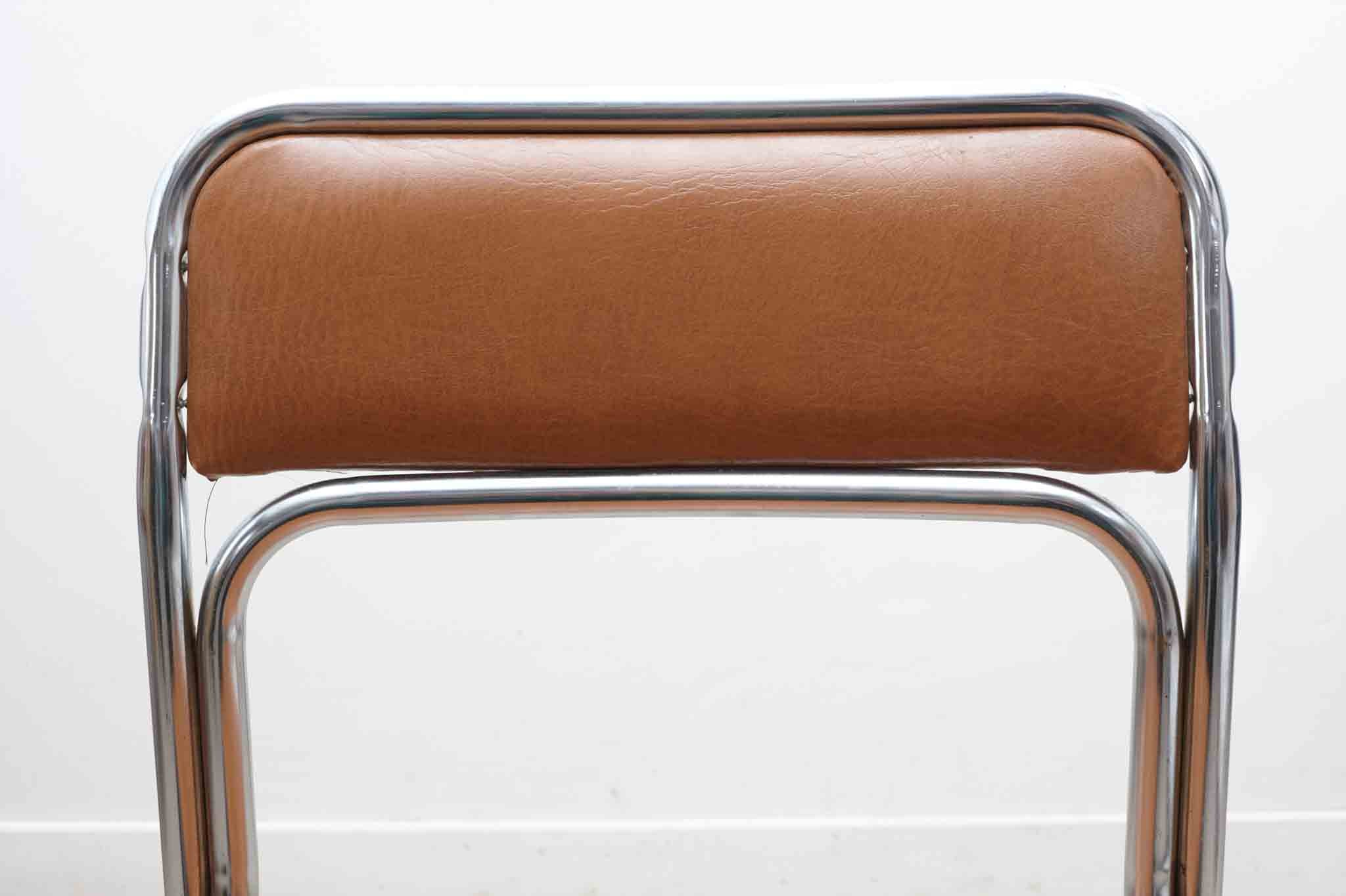 Chaise en skaî et pieds chrome Cartel de Belleville