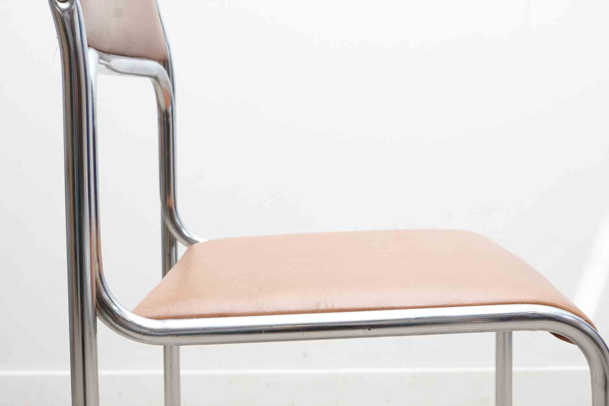 Chaise en skaî et pieds chrome Cartel de Belleville