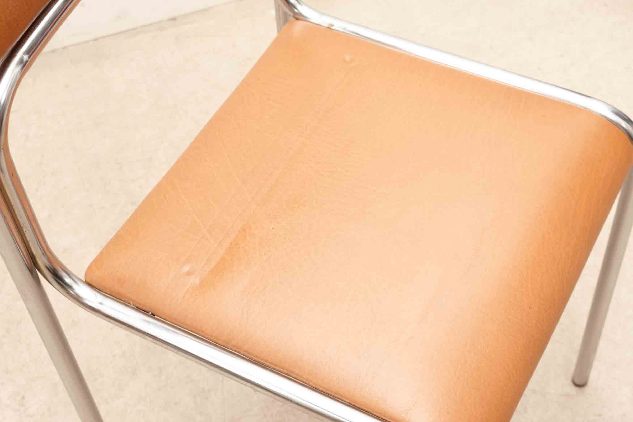Chaise en skaî et pieds chrome Cartel de Belleville