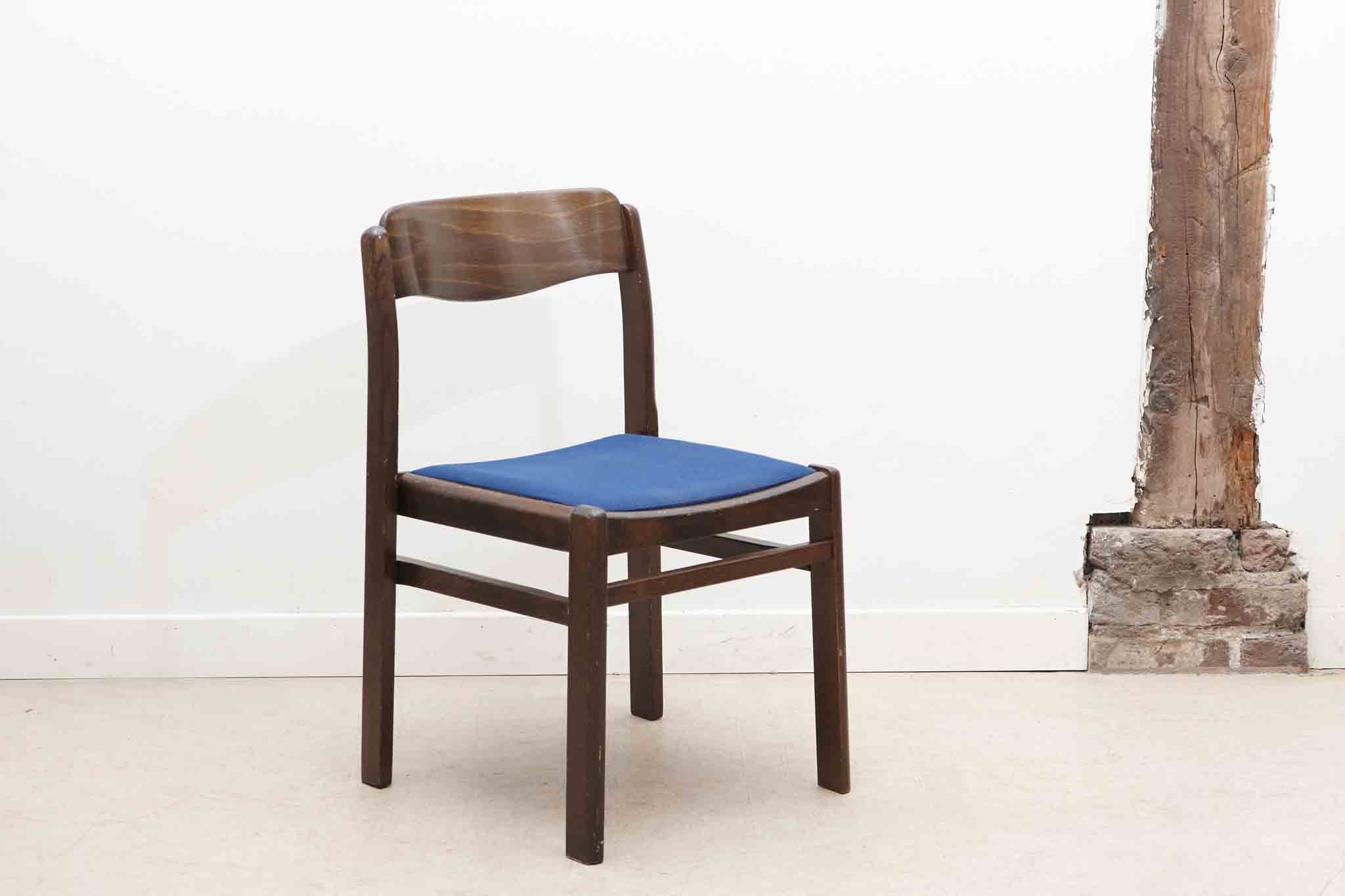Chaise tapissée bleu roi et chêne foncé Cartel de Belleville