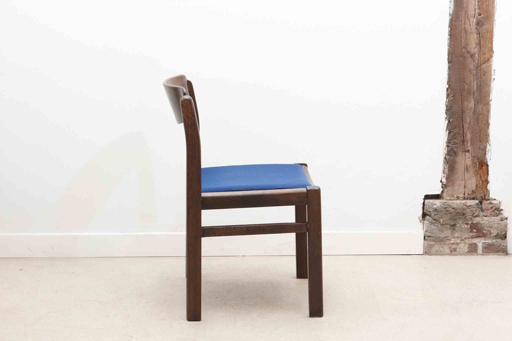 Chaise tapissée bleu roi et chêne foncé Cartel de Belleville