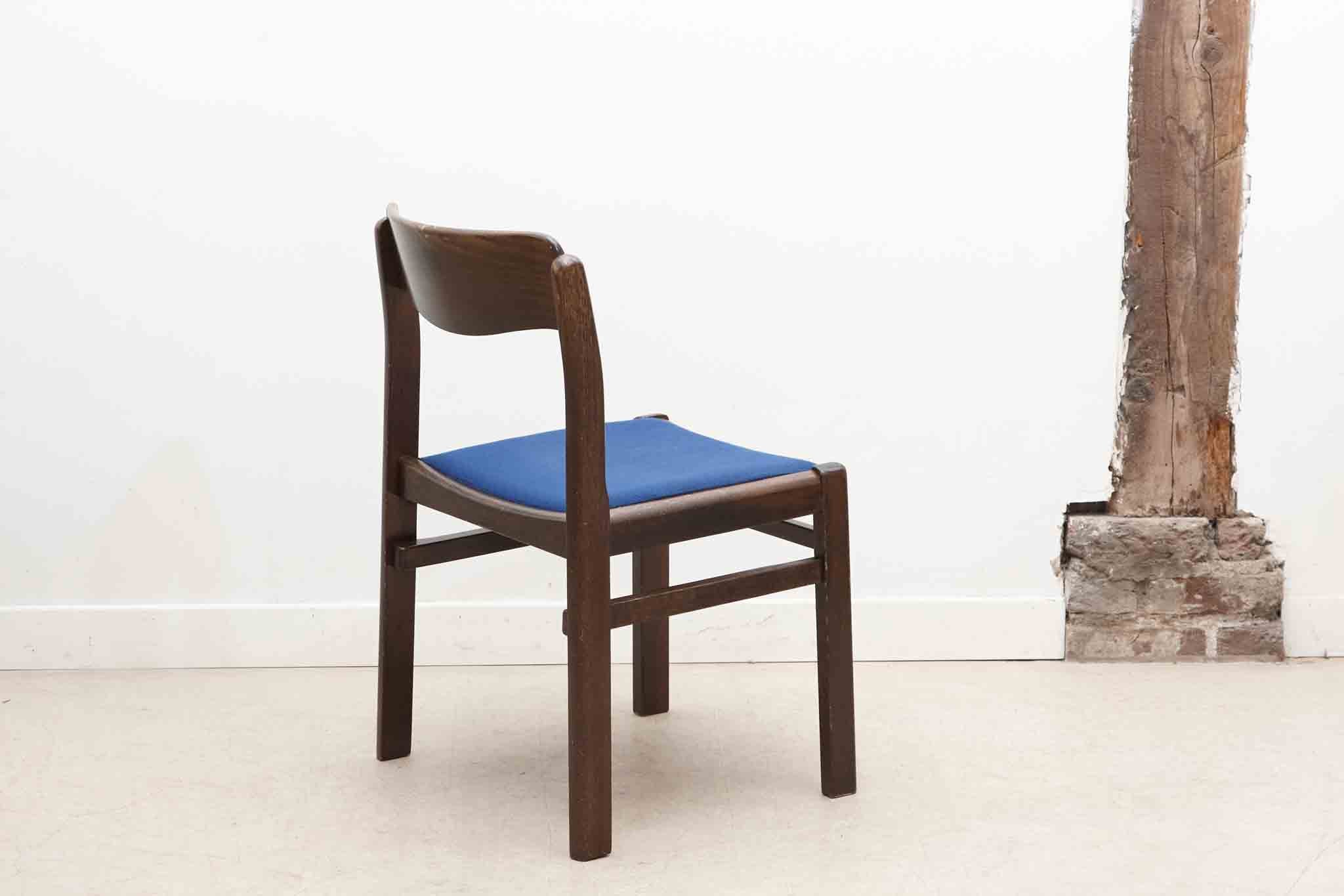 Chaise tapissée bleu roi et chêne foncé Cartel de Belleville