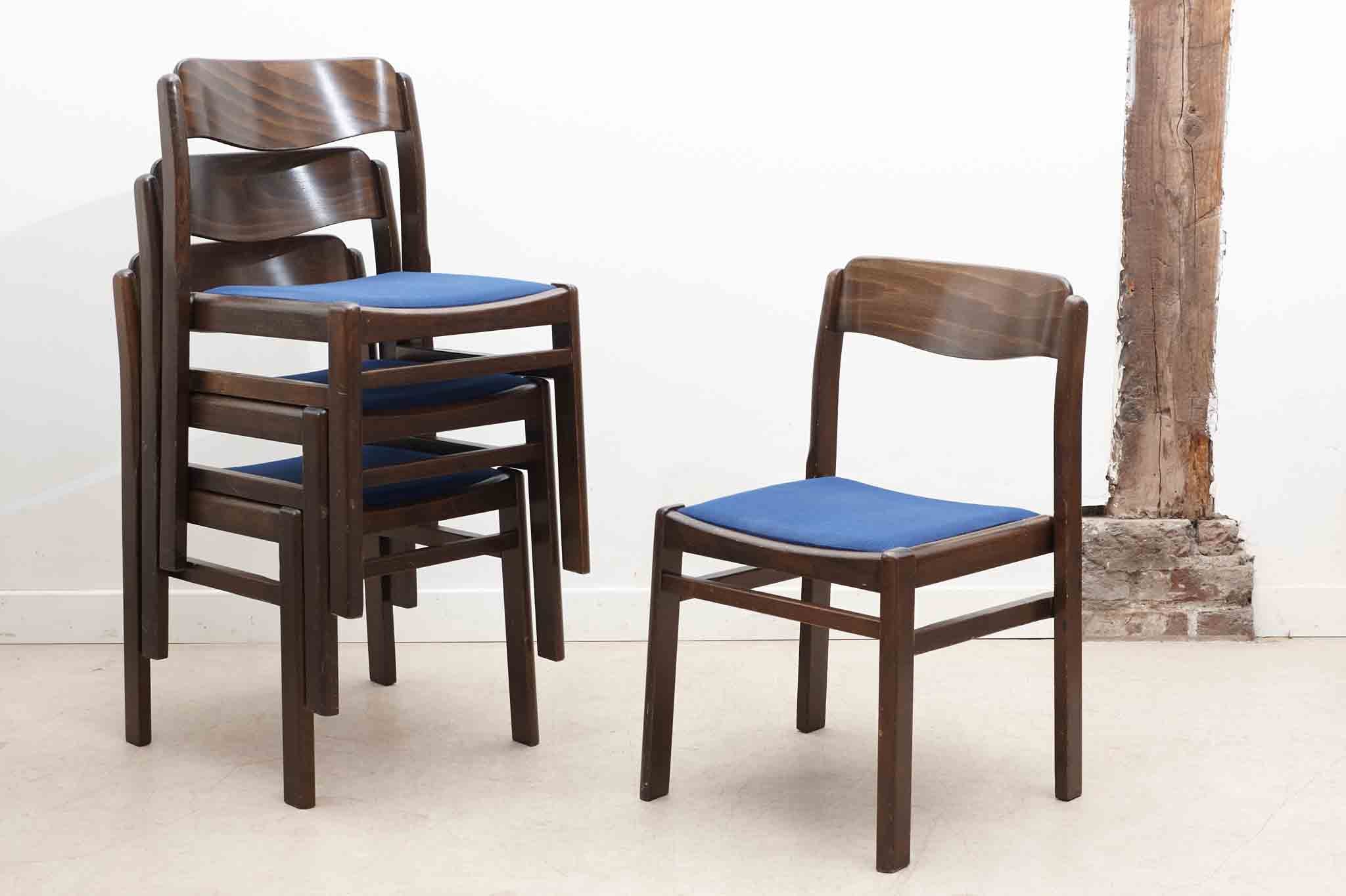 Chaise tapissée bleu roi et chêne foncé Cartel de Belleville