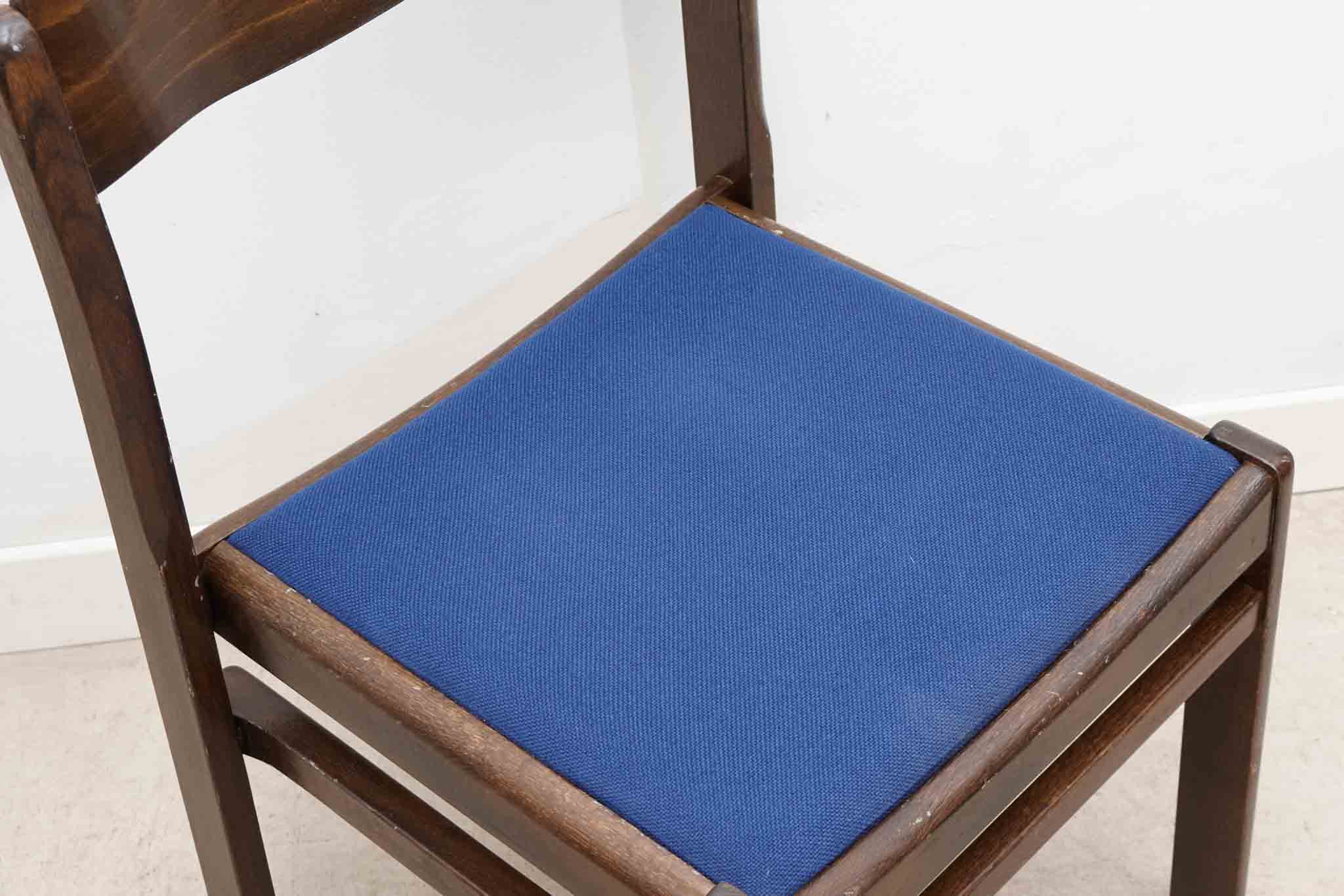 Chaise tapissée bleu roi et chêne foncé Cartel de Belleville