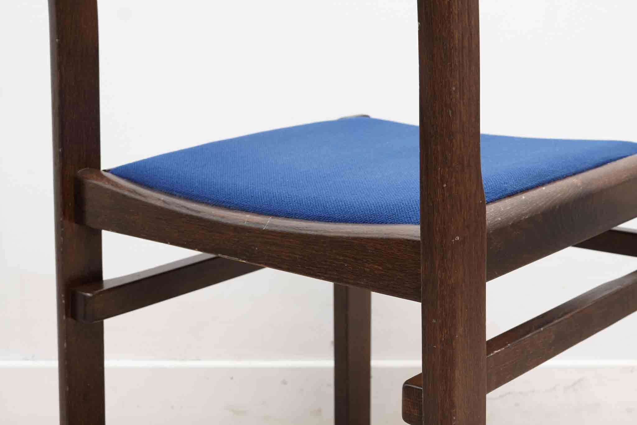 Chaise tapissée bleu roi et chêne foncé Cartel de Belleville