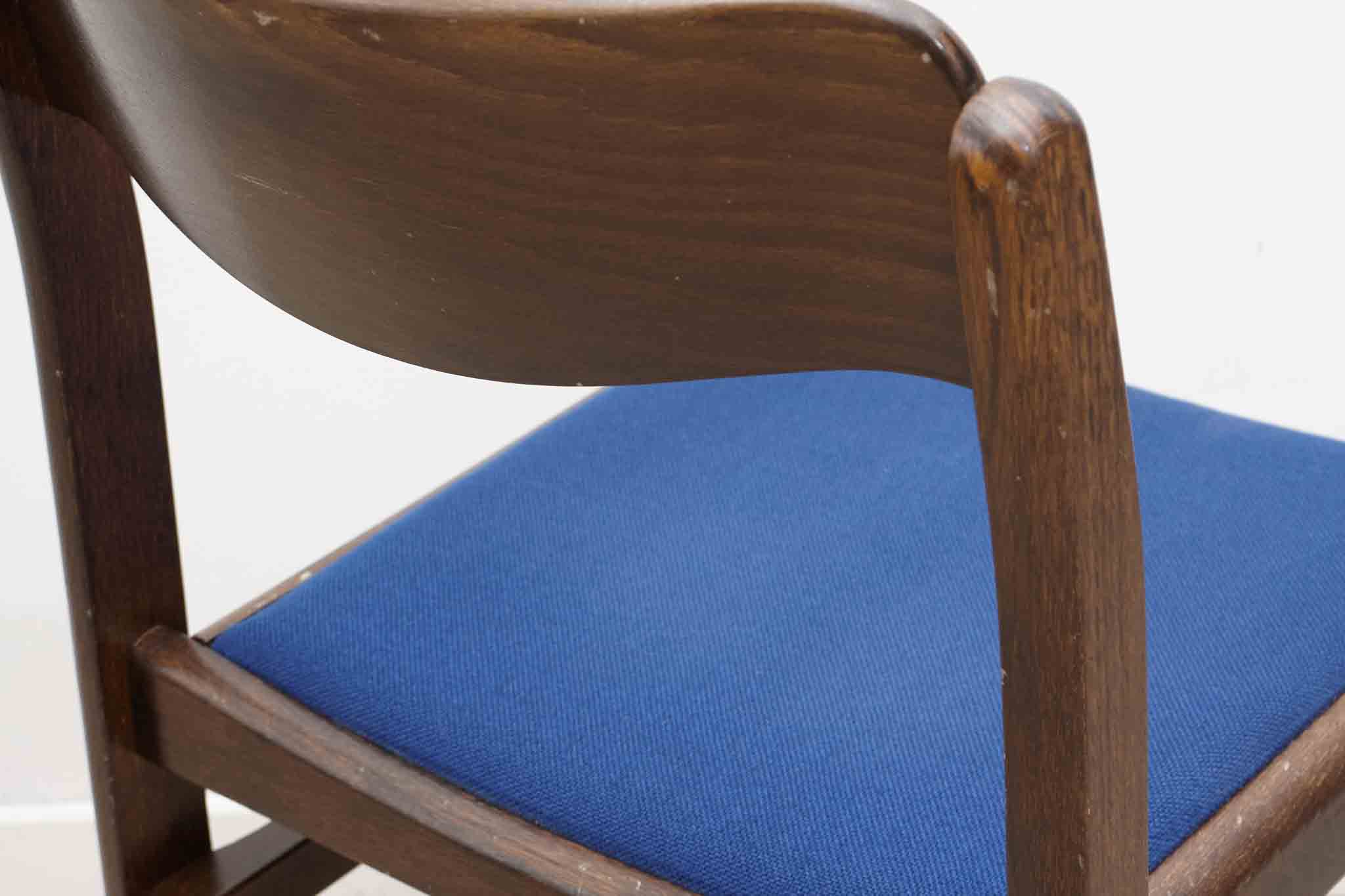 Chaise tapissée bleu roi et chêne foncé Cartel de Belleville