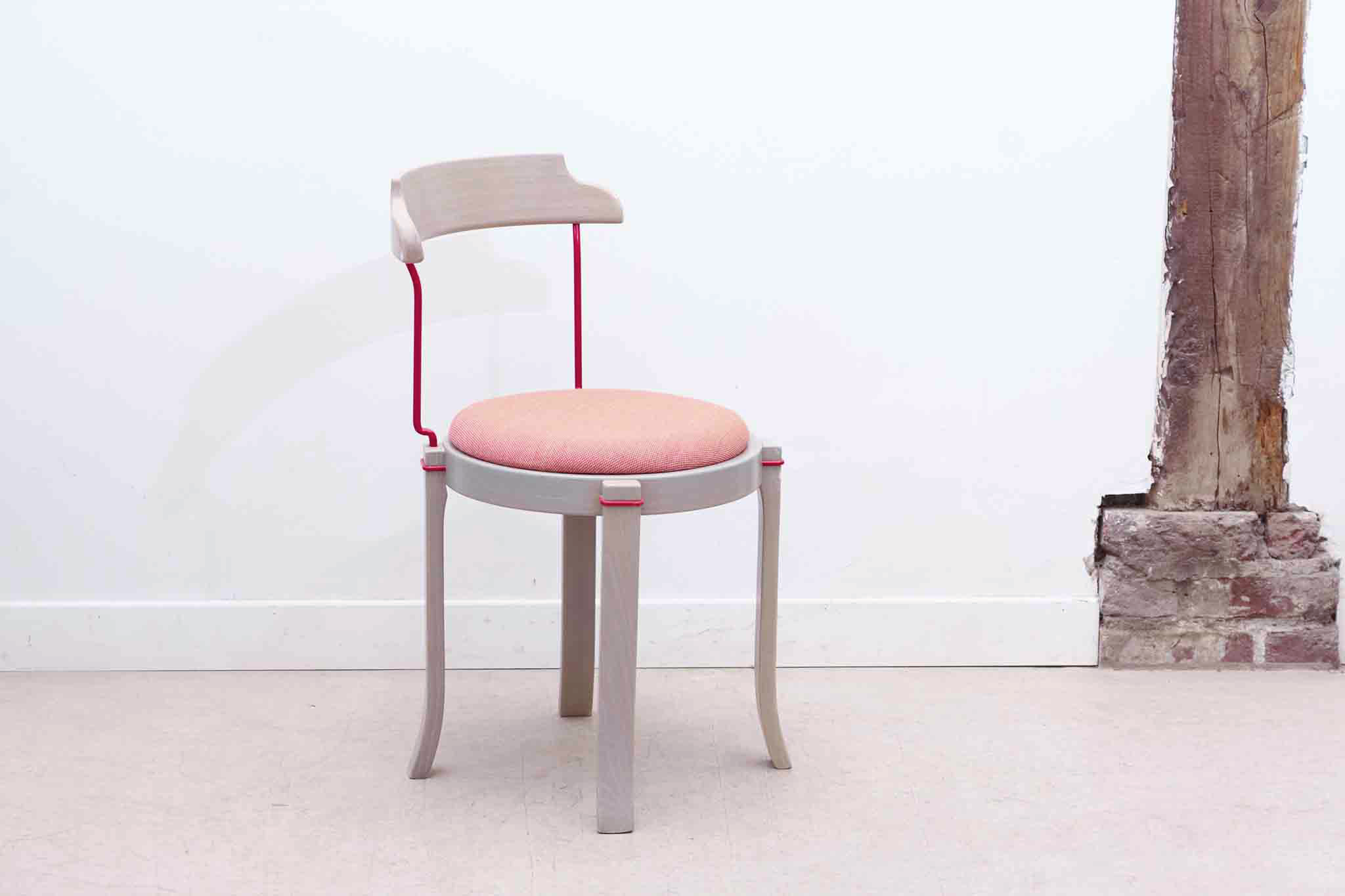 Chaise style Bruno Rey Horn tapissée Cartel de Belleville