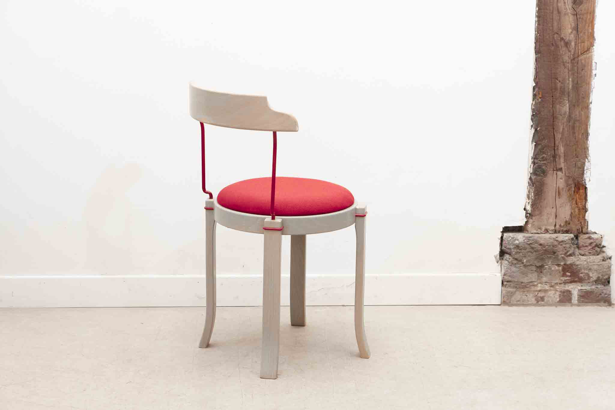 Chaise style Bruno Rey Horn tapissée Cartel de Belleville