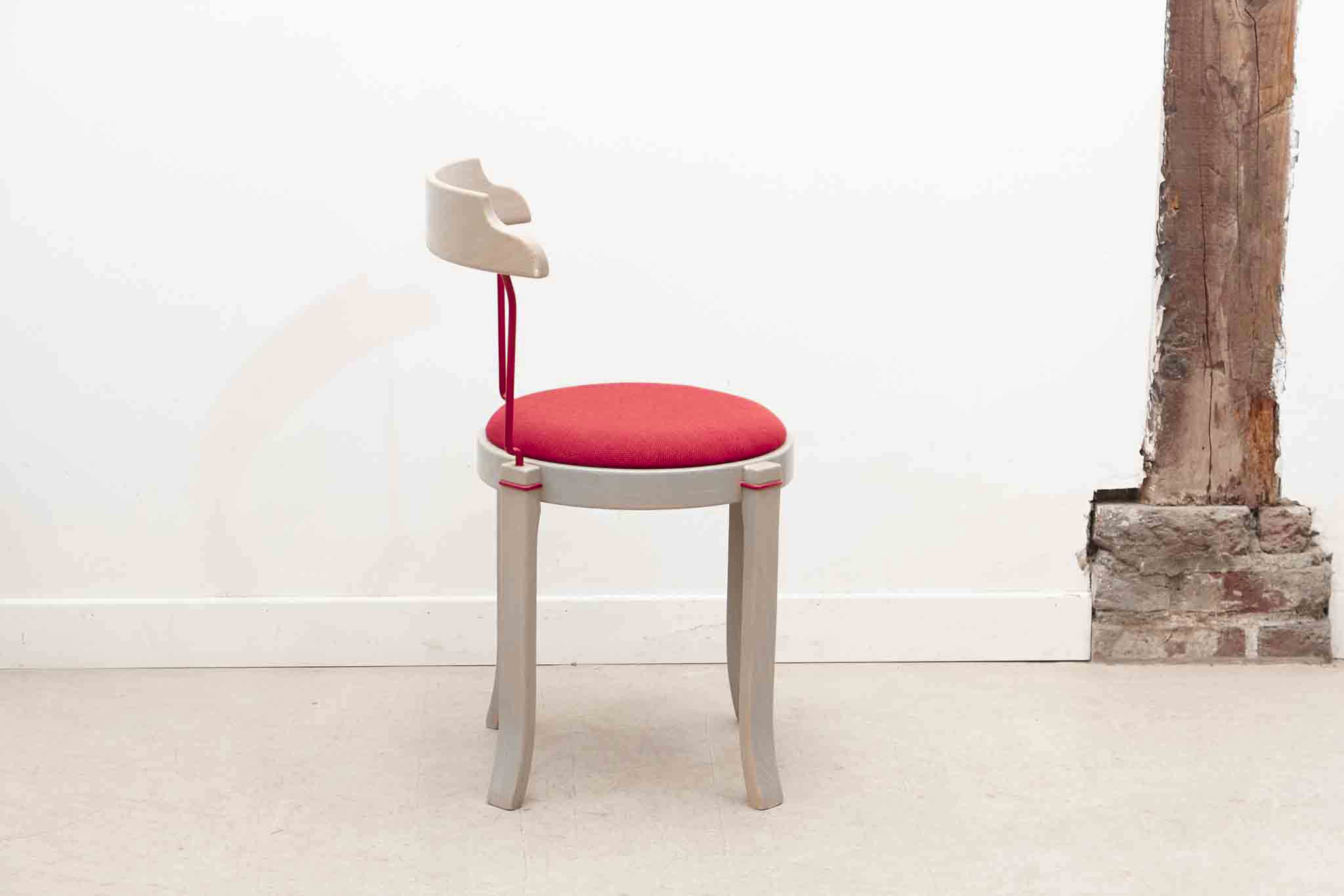 Chaise style Bruno Rey Horn tapissée Cartel de Belleville