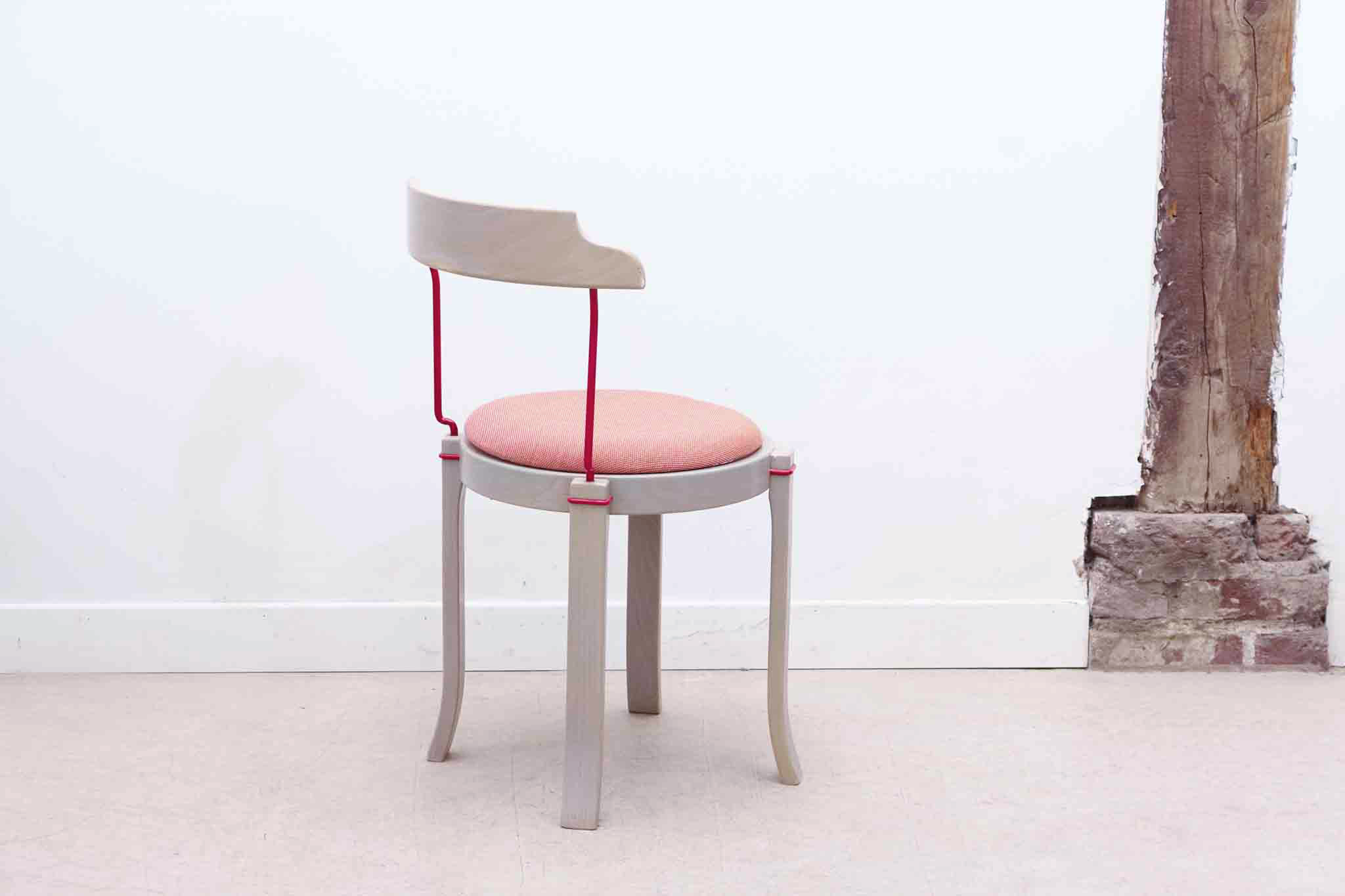Chaise style Bruno Rey Horn tapissée Cartel de Belleville