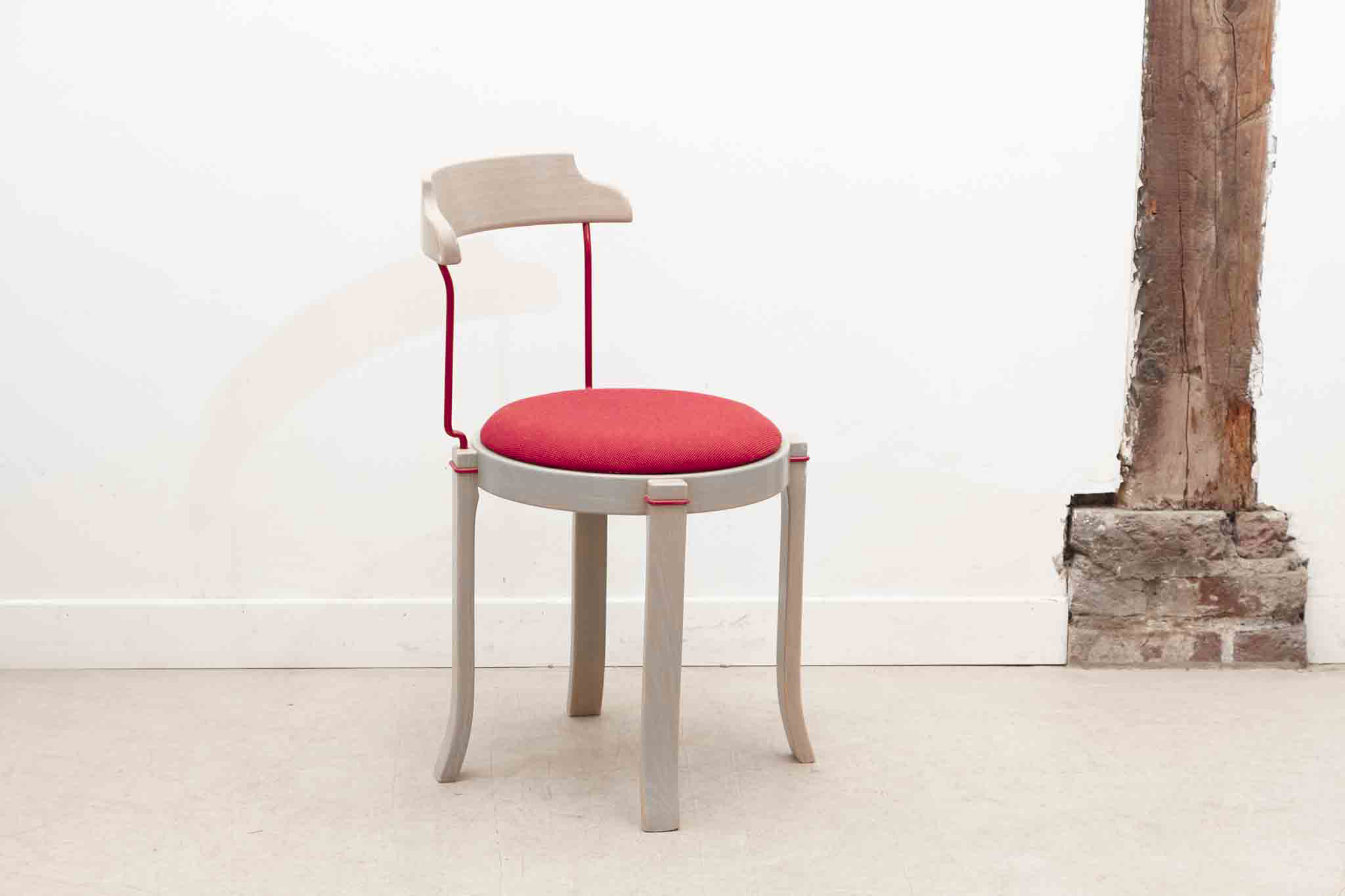 Chaise style Bruno Rey Horn tapissée Cartel de Belleville