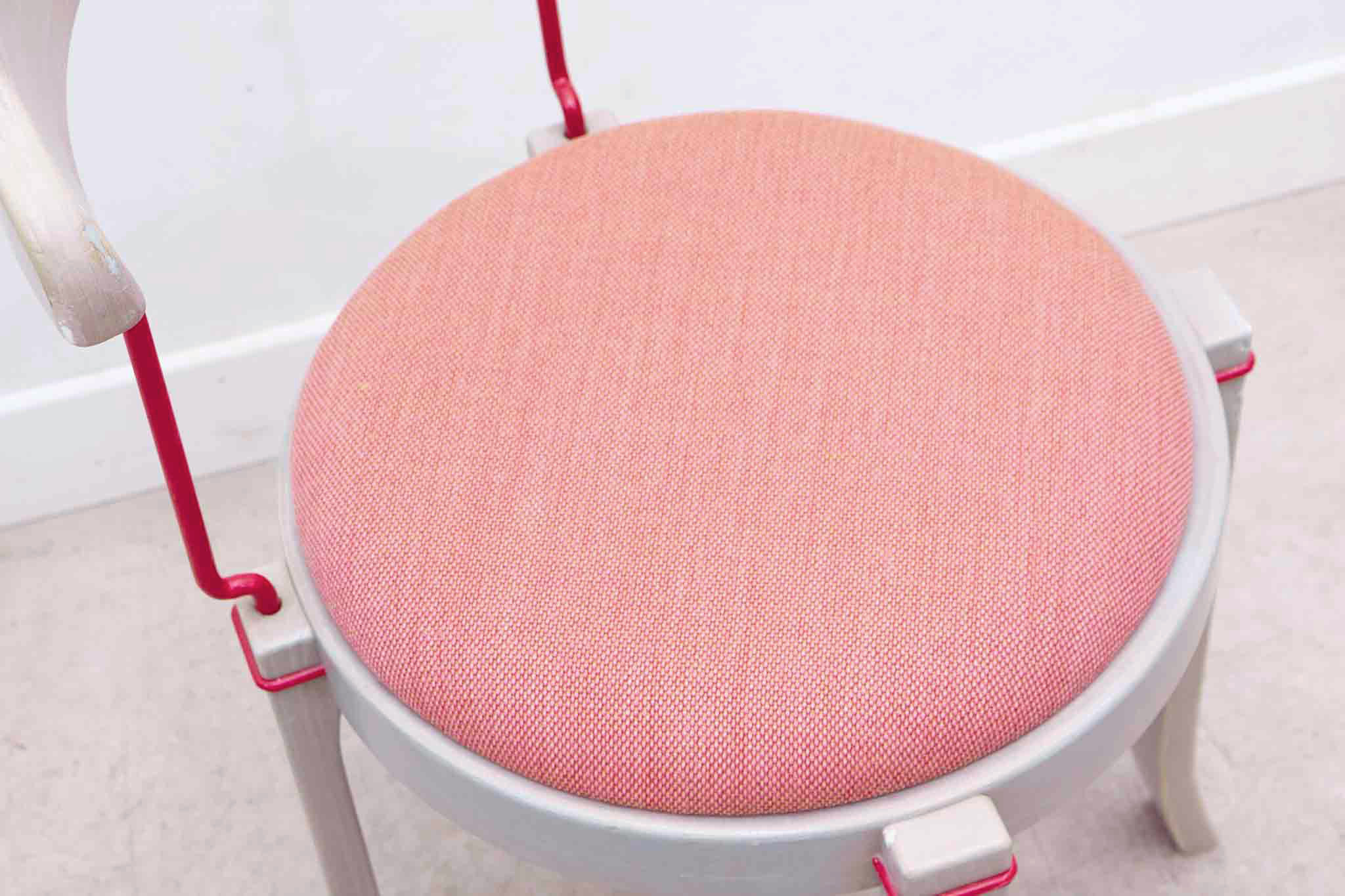 Chaise style Bruno Rey Horn tapissée Cartel de Belleville
