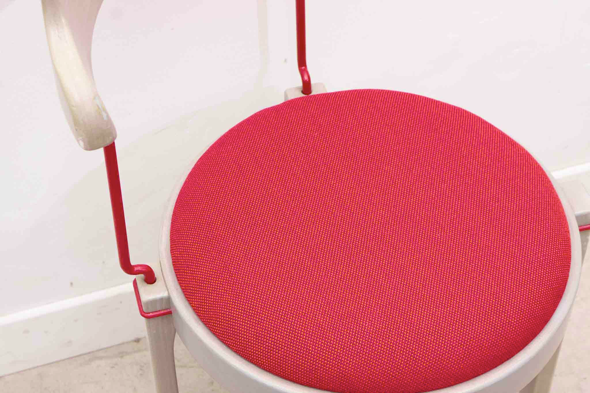 Chaise style Bruno Rey Horn tapissée Cartel de Belleville