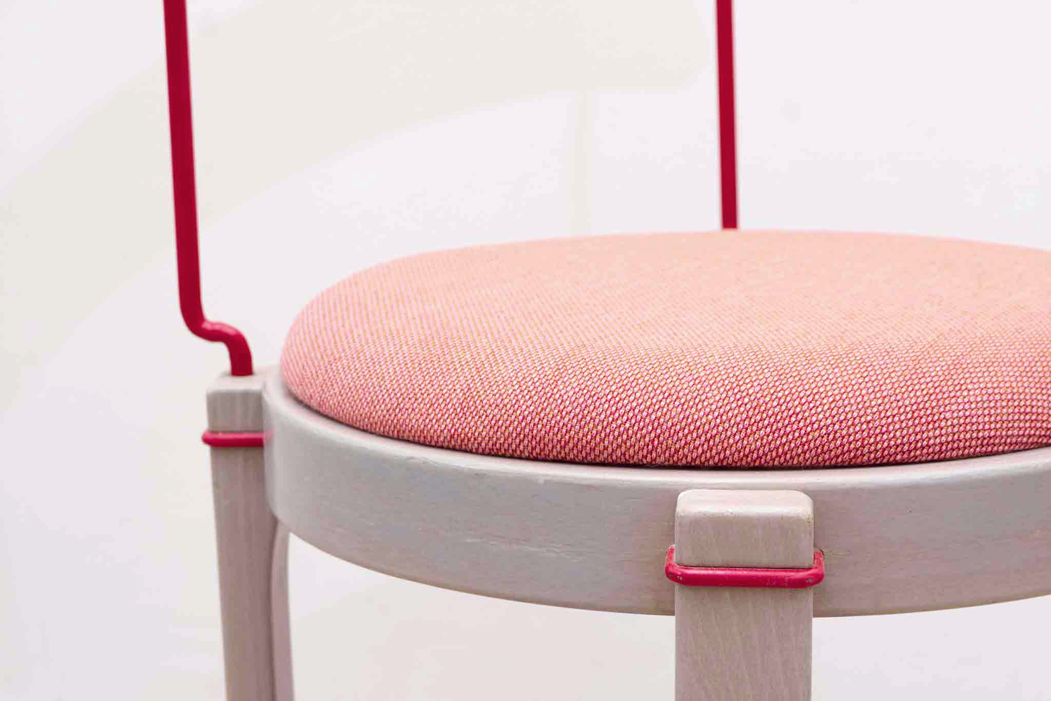 Chaise style Bruno Rey Horn tapissée Cartel de Belleville