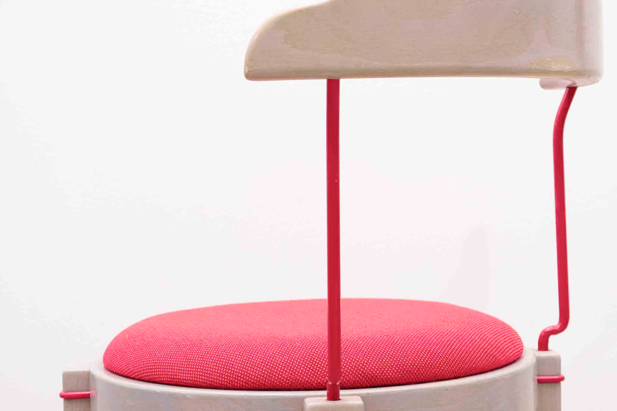 Chaise style Bruno Rey Horn tapissée Cartel de Belleville