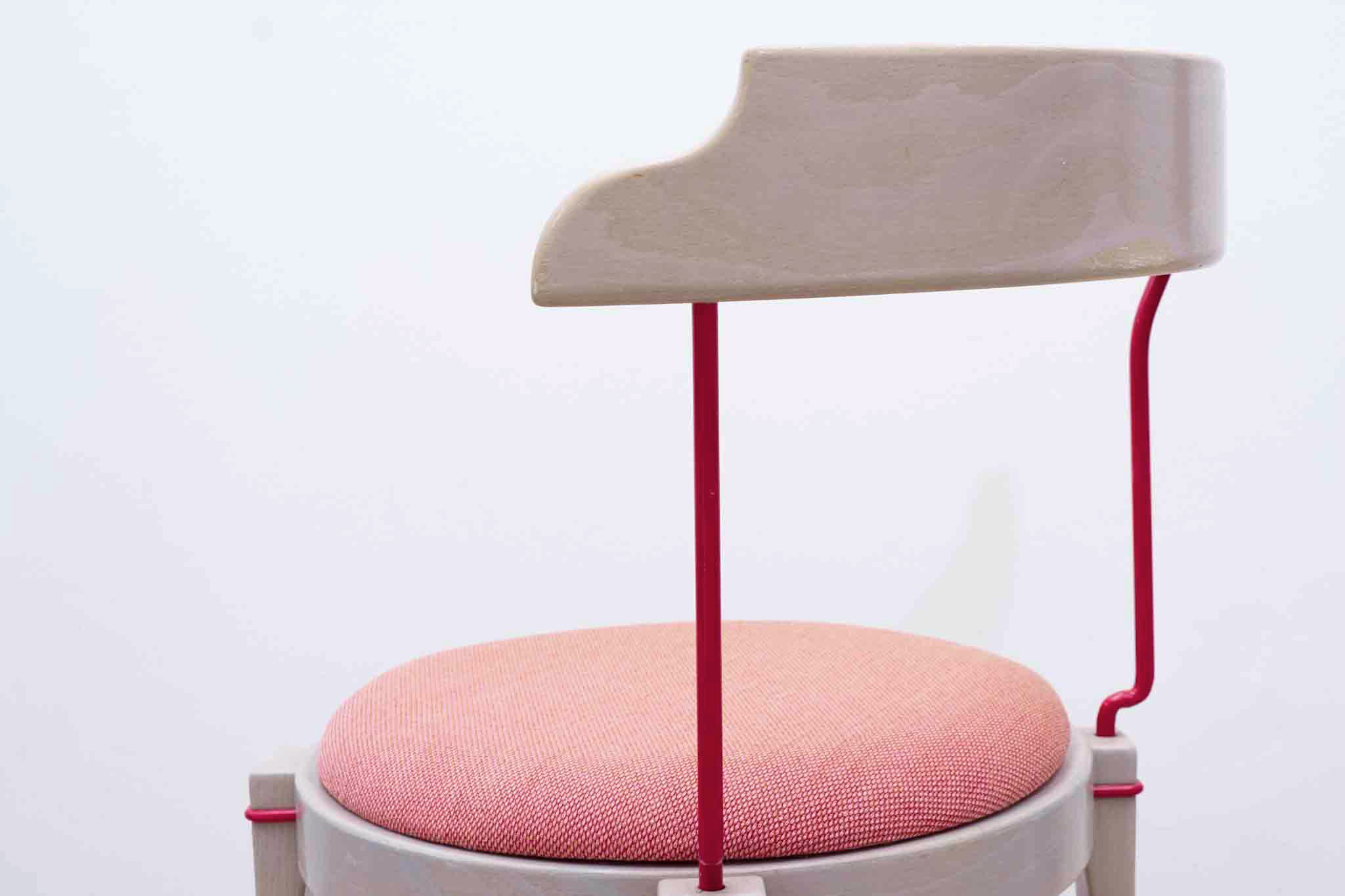 Chaise style Bruno Rey Horn tapissée Cartel de Belleville