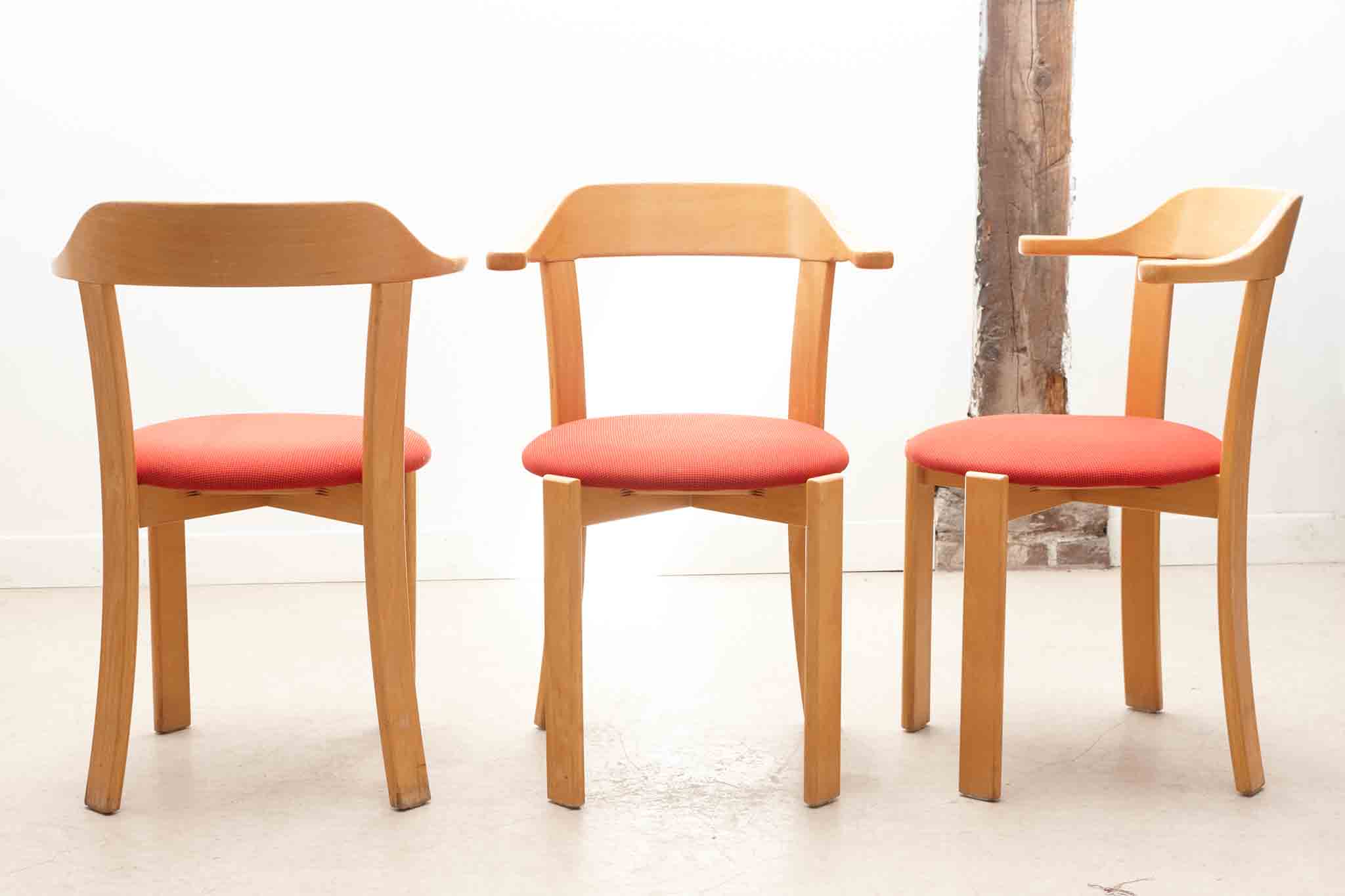 Chaise style Bruno Rey Horn tapissée rouge et hêtre