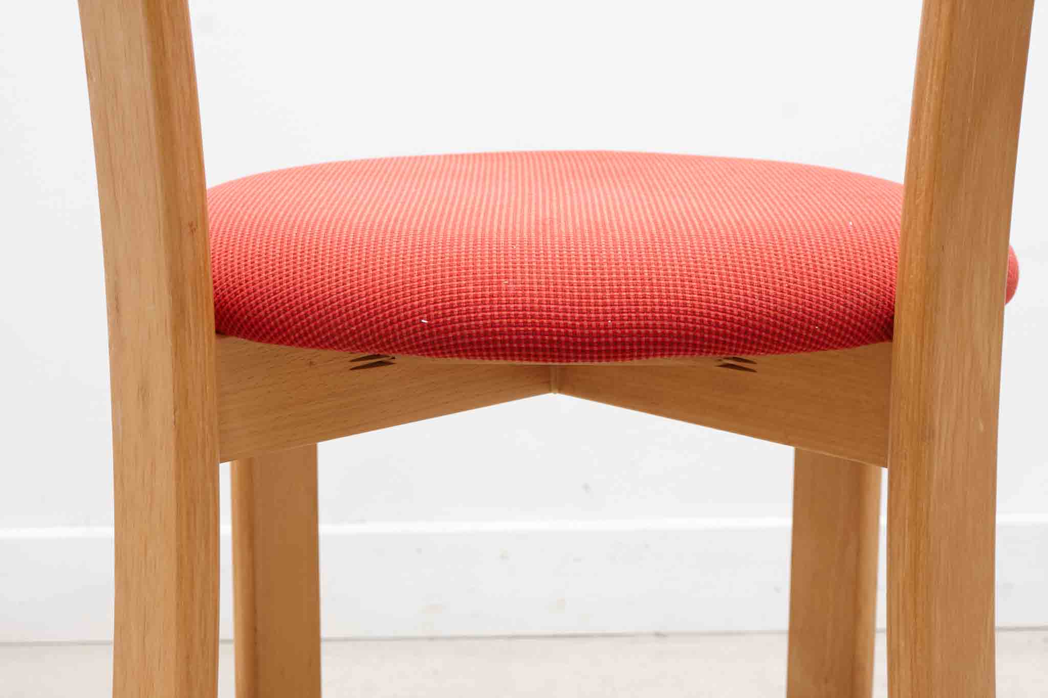 Chaise style Bruno Rey Horn tapissée rouge et hêtre Cartel de Belleville
