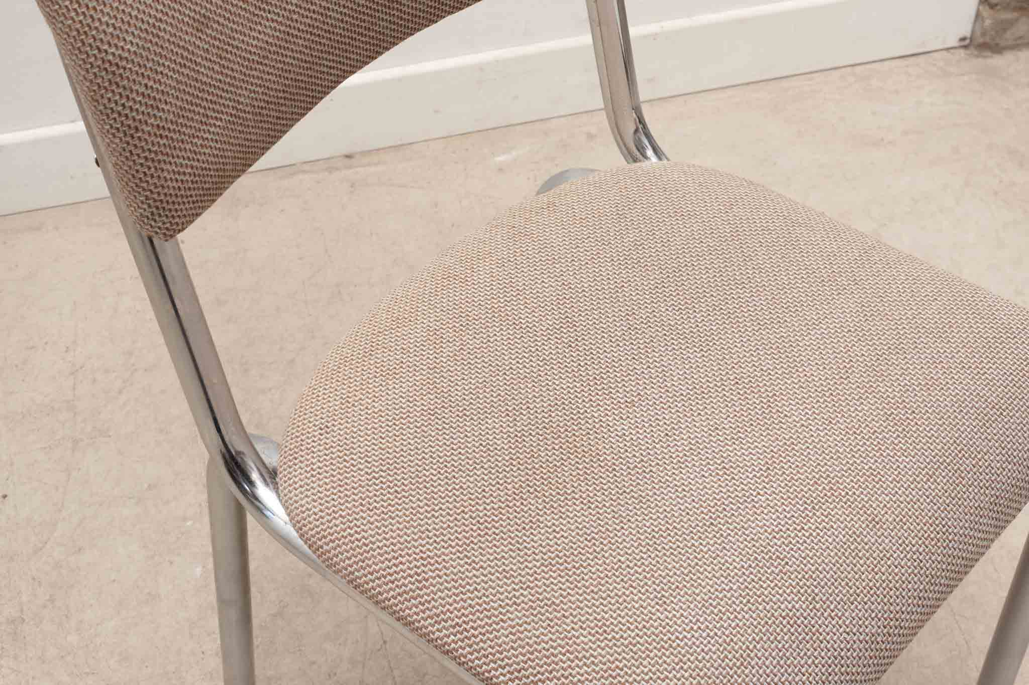 Chaise Tubax tapissée beige et chrome