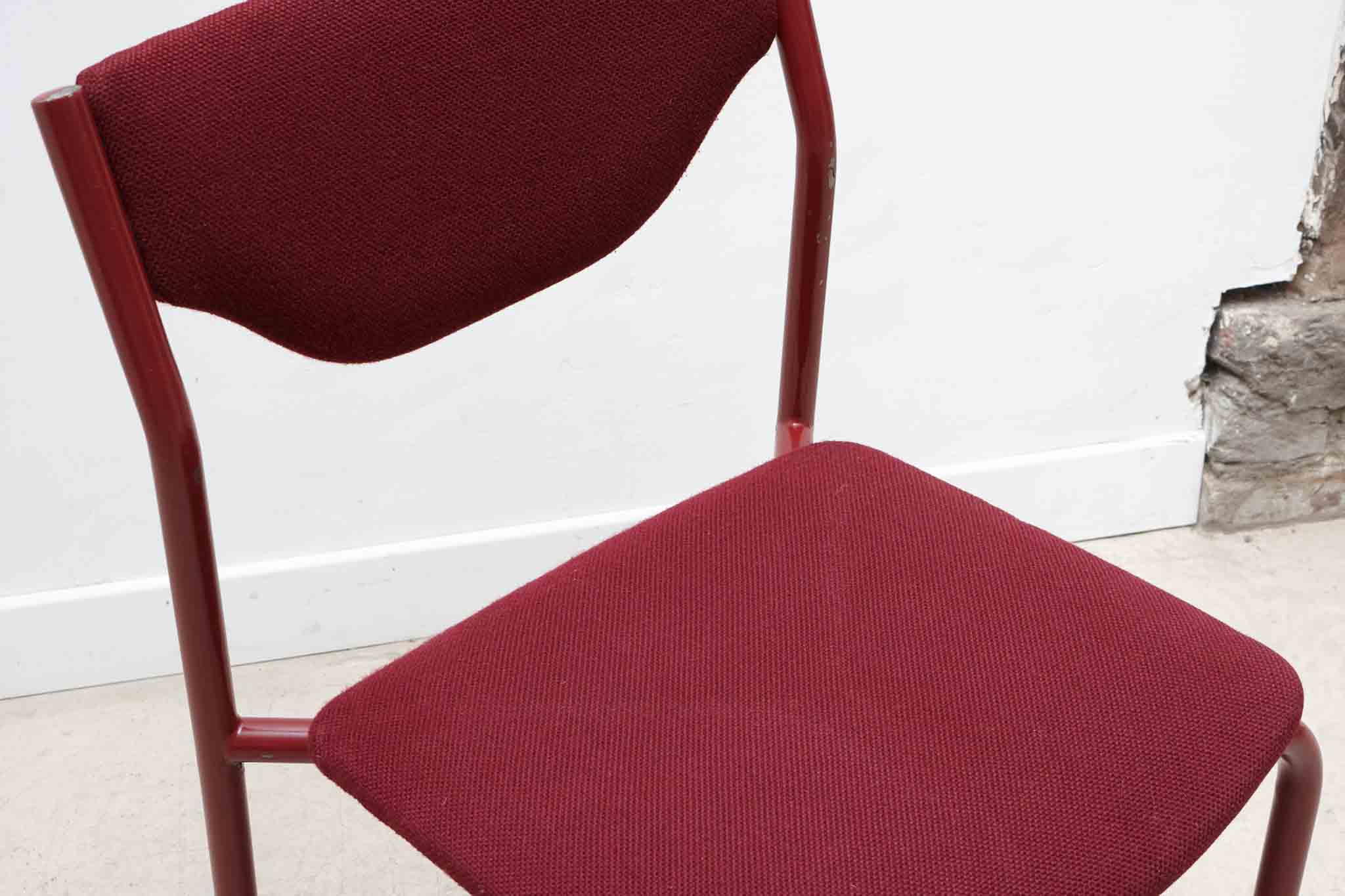 Chaise tapissée bordeaux Cartel de Belleville