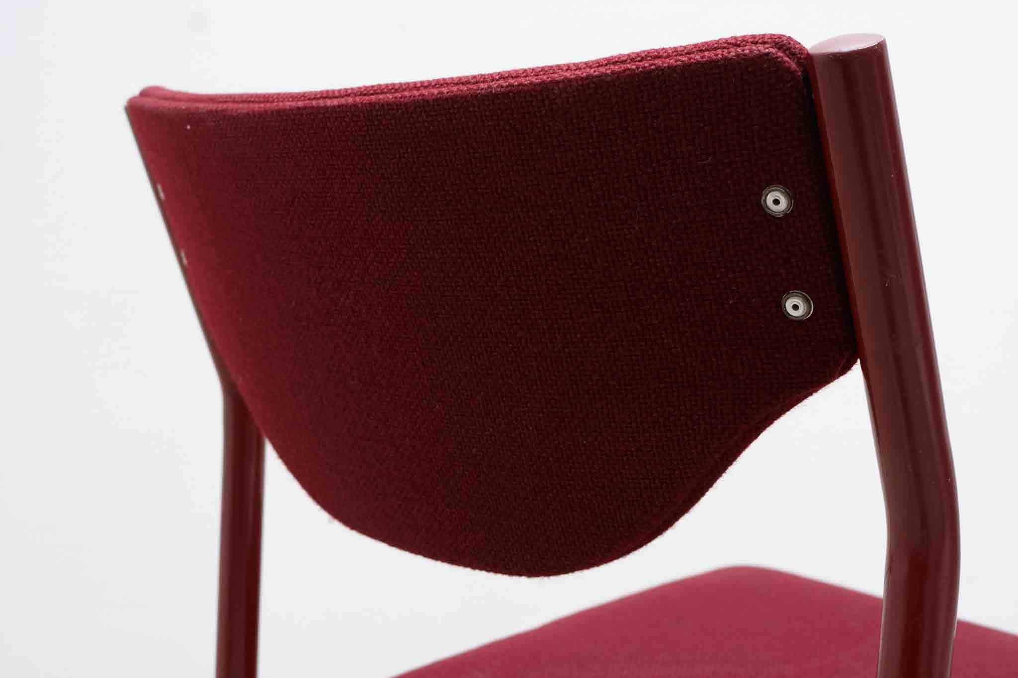 Chaise tapissée bordeaux Cartel de Belleville