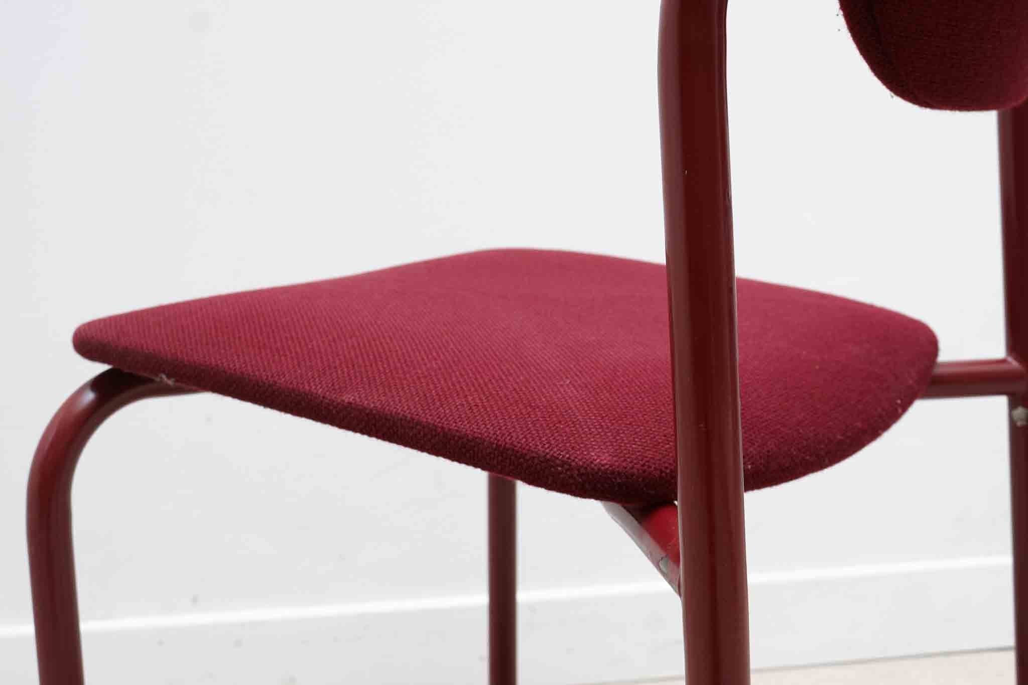 Chaise tapissée bordeaux Cartel de Belleville