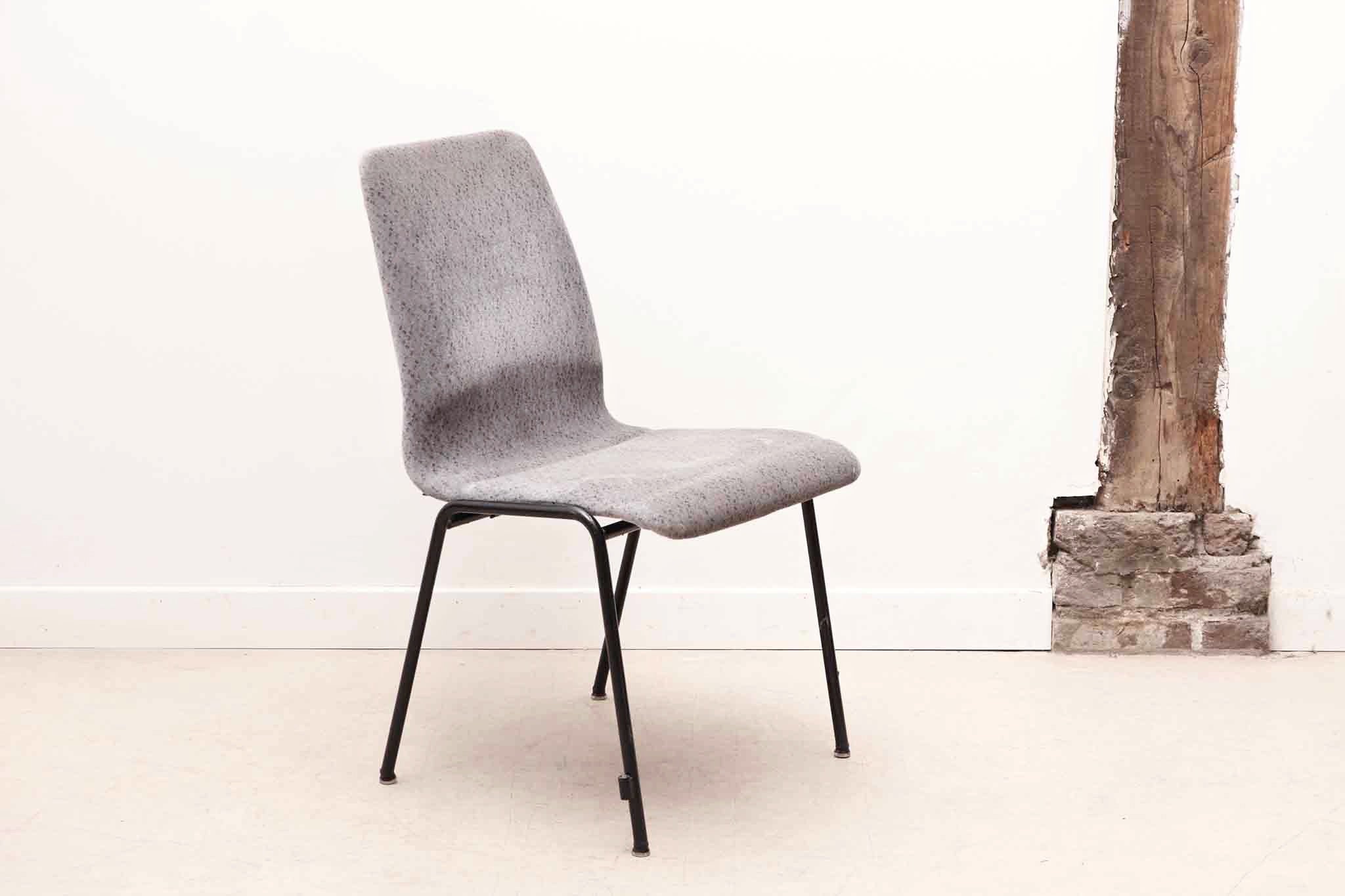 Chaise en tissu gris à motif et pieds noirs