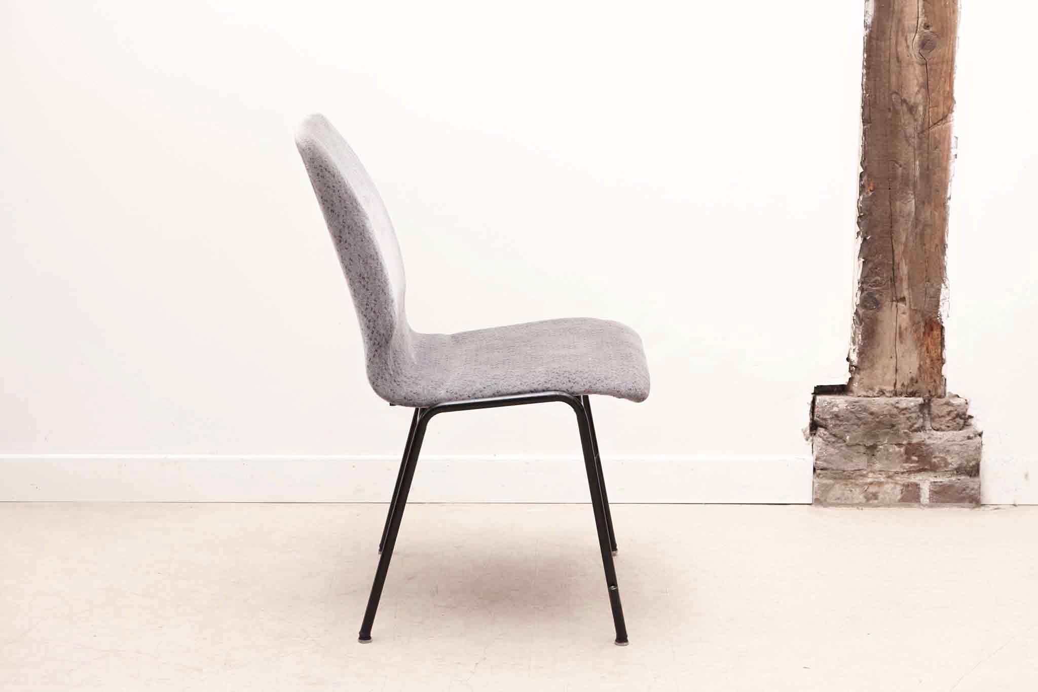 Chaise en tissu gris à motif et pieds noirs