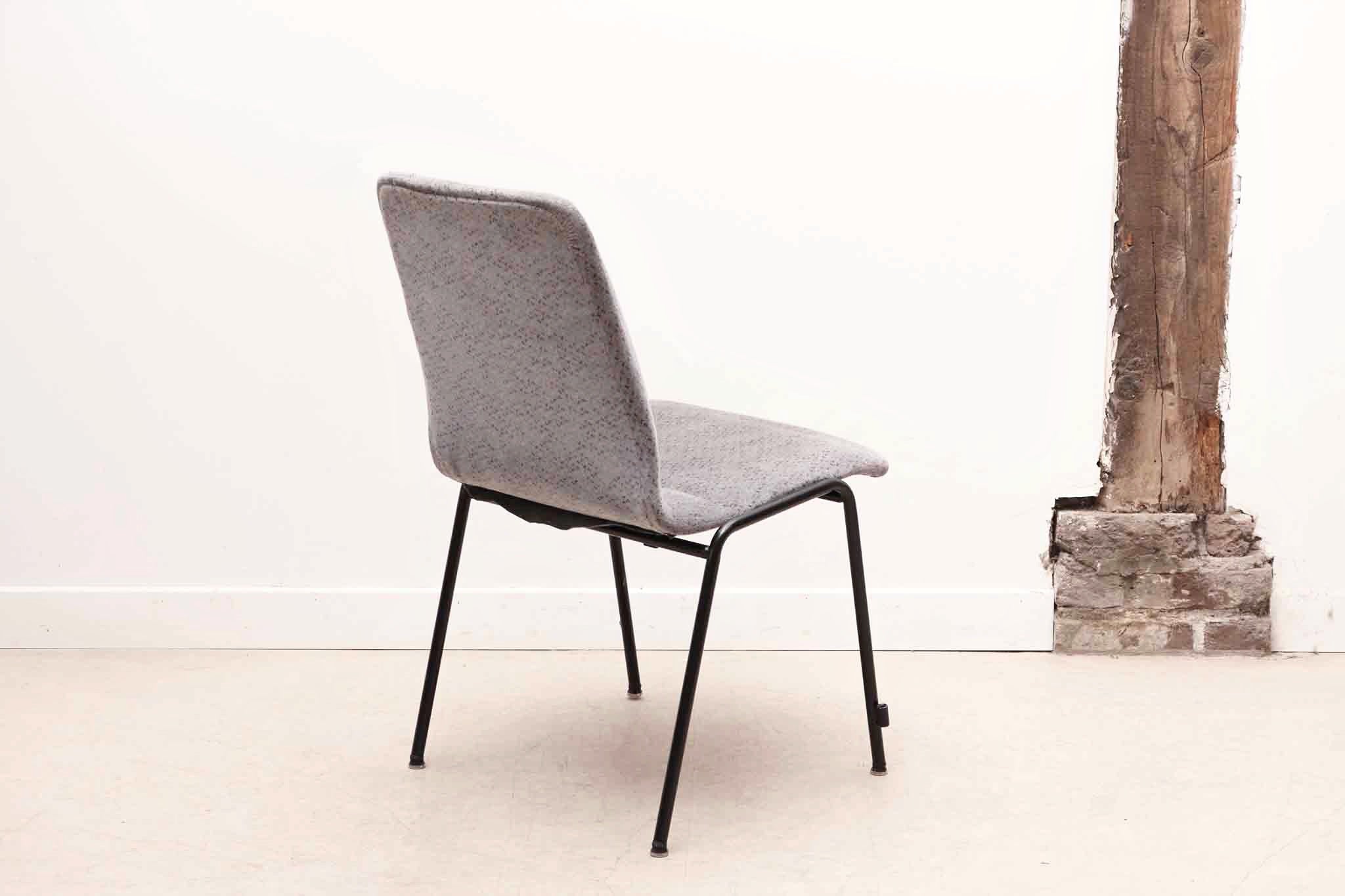 Chaise en tissu gris à motif et pieds noirs