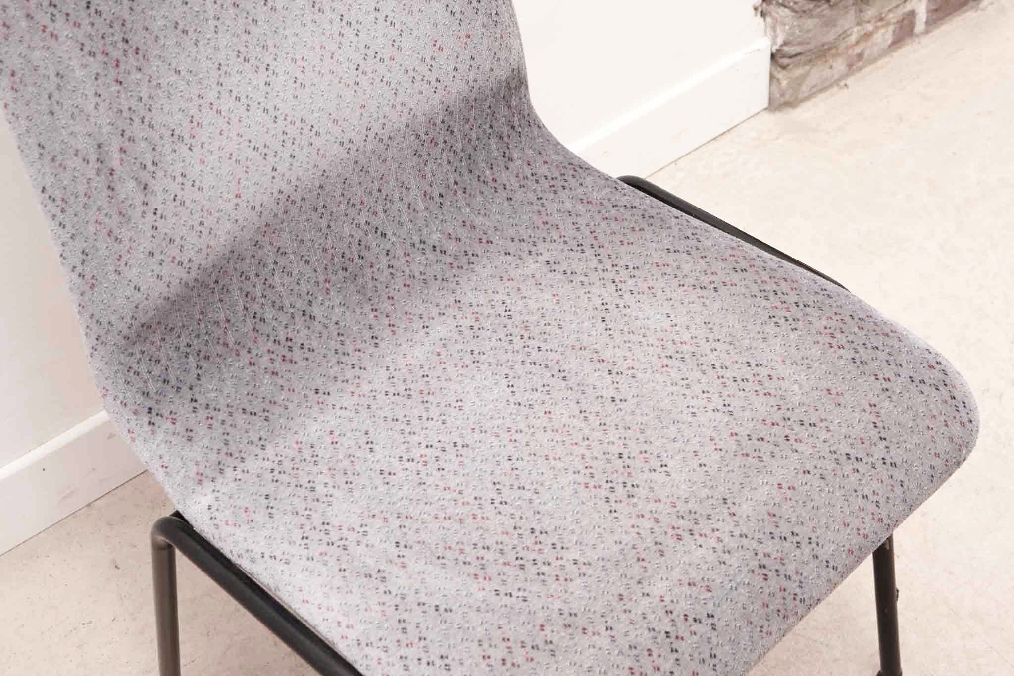 Chaise en tissu gris à motif et pieds noirs