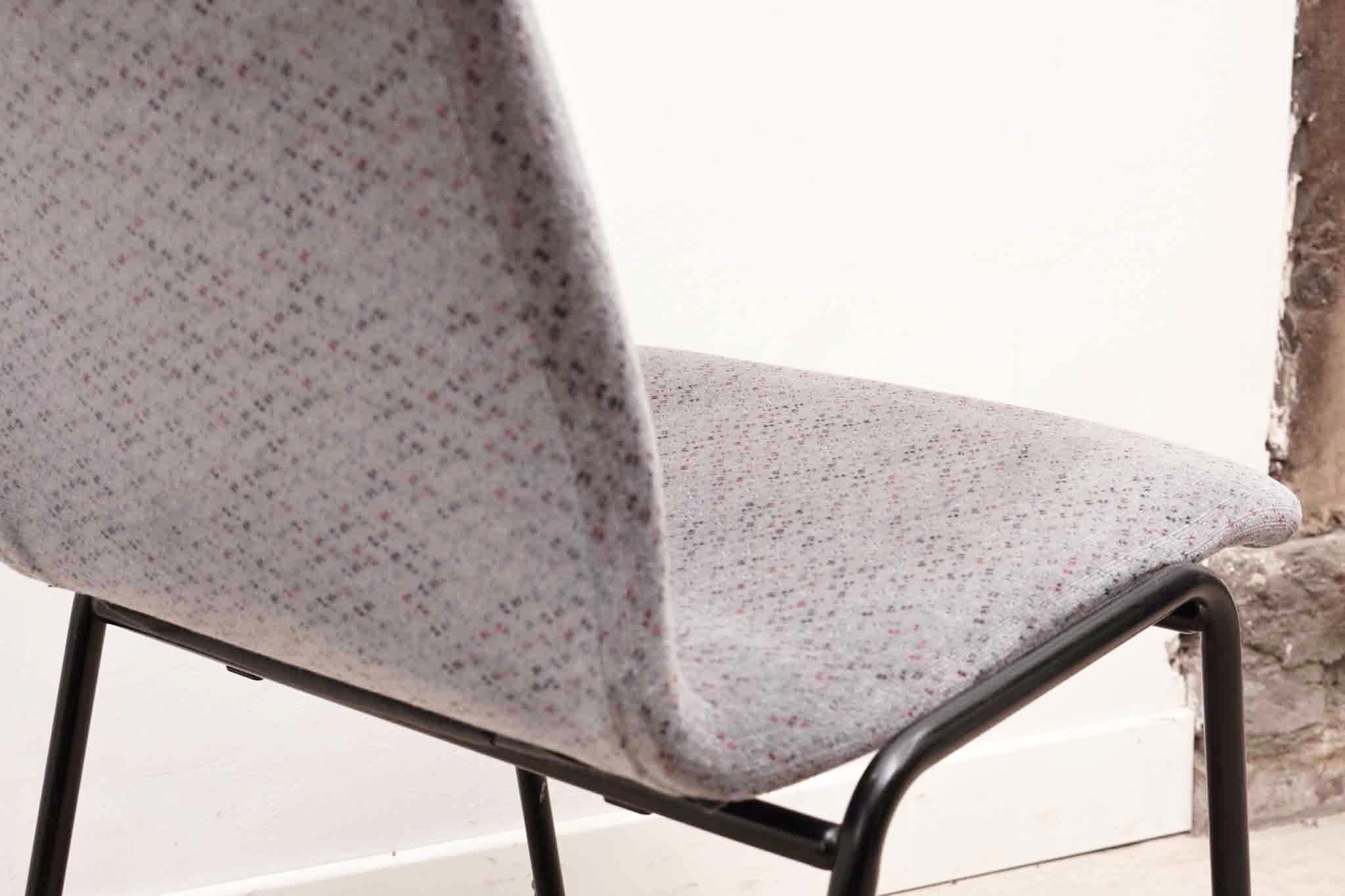 Chaise en tissu gris à motif et pieds noirs