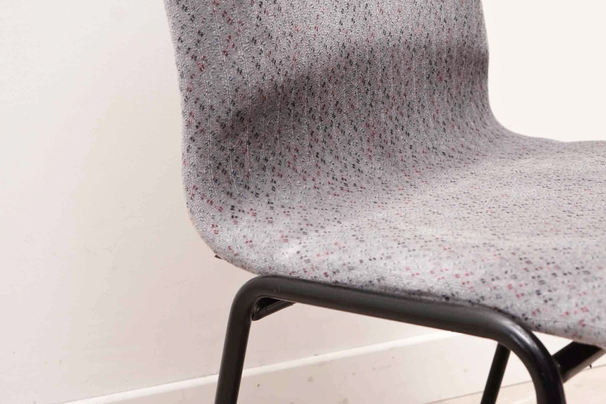 Chaise en tissu gris à motif et pieds noirs