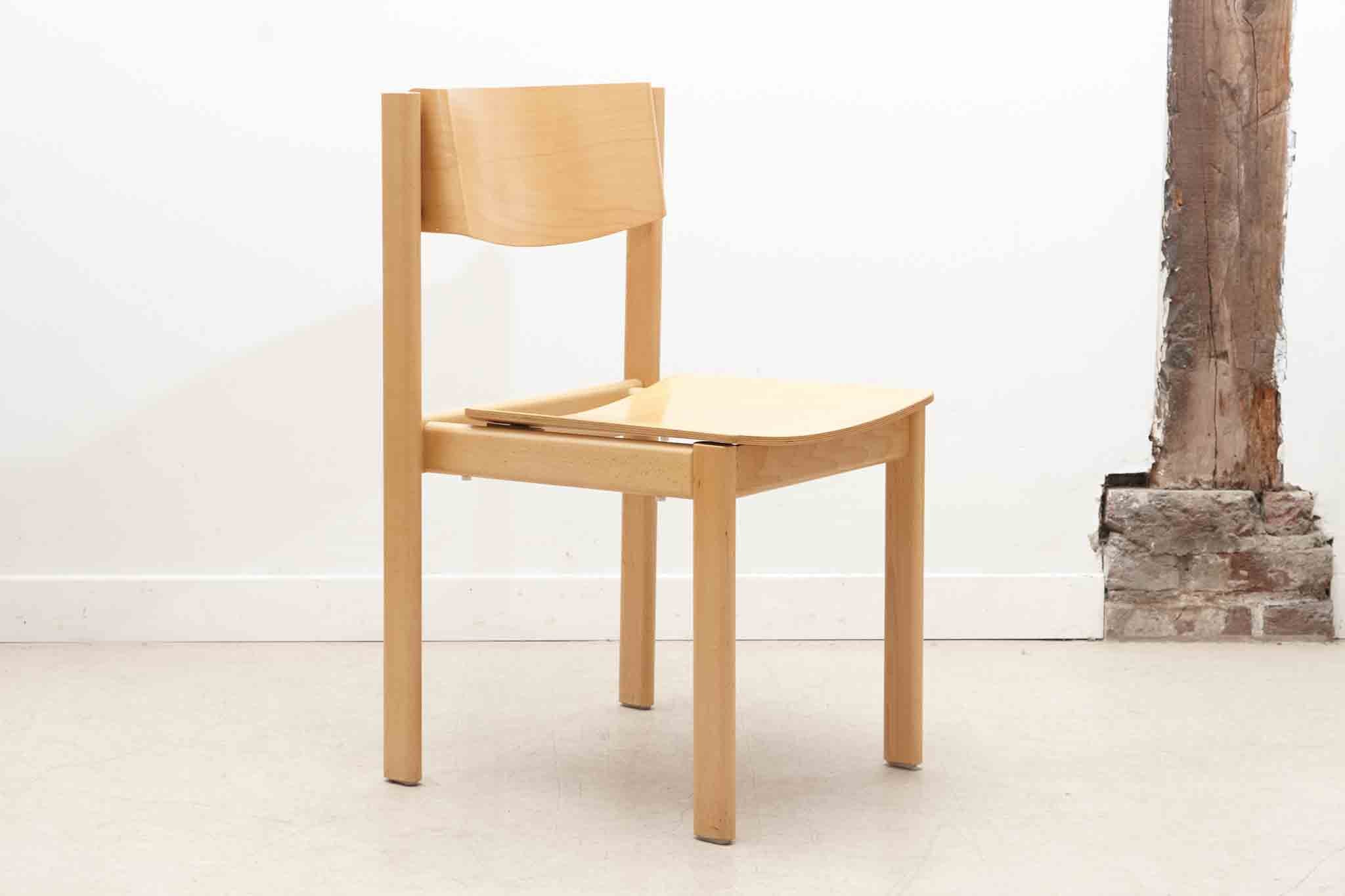 Chaise empilable en bois courbé années 70 teinte hêtre