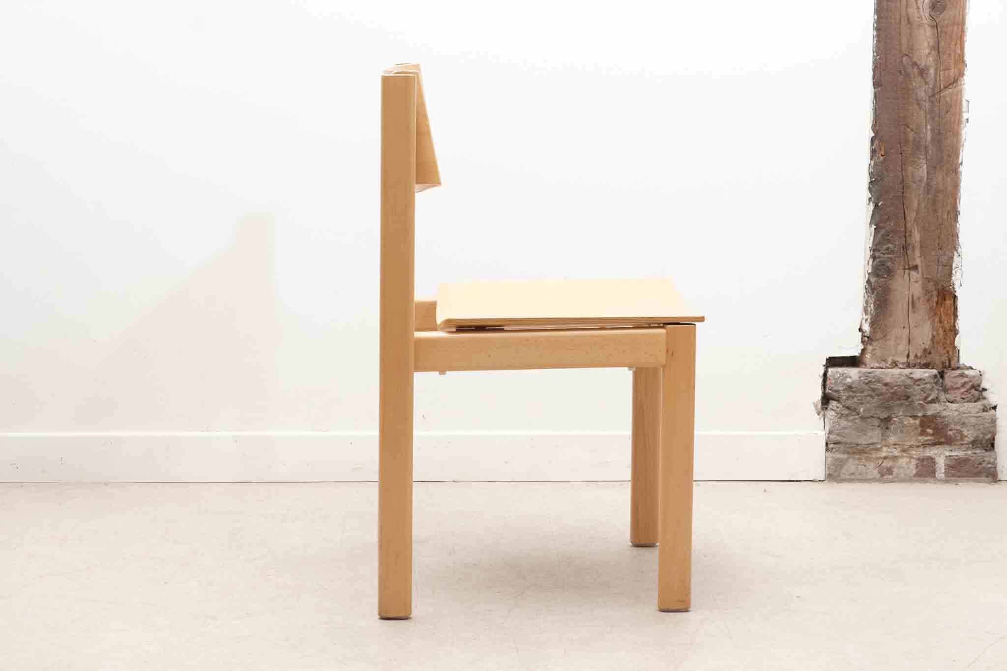 Chaise empilable en bois courbé années 70 teinte hêtre Cartel de Belleville