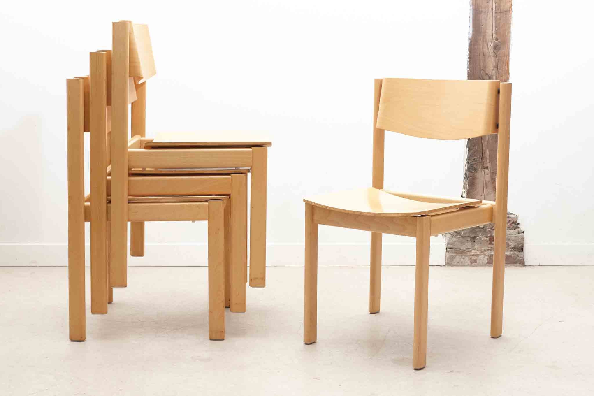 Chaise empilable en bois courbé années 70 teinte hêtre Cartel de Belleville
