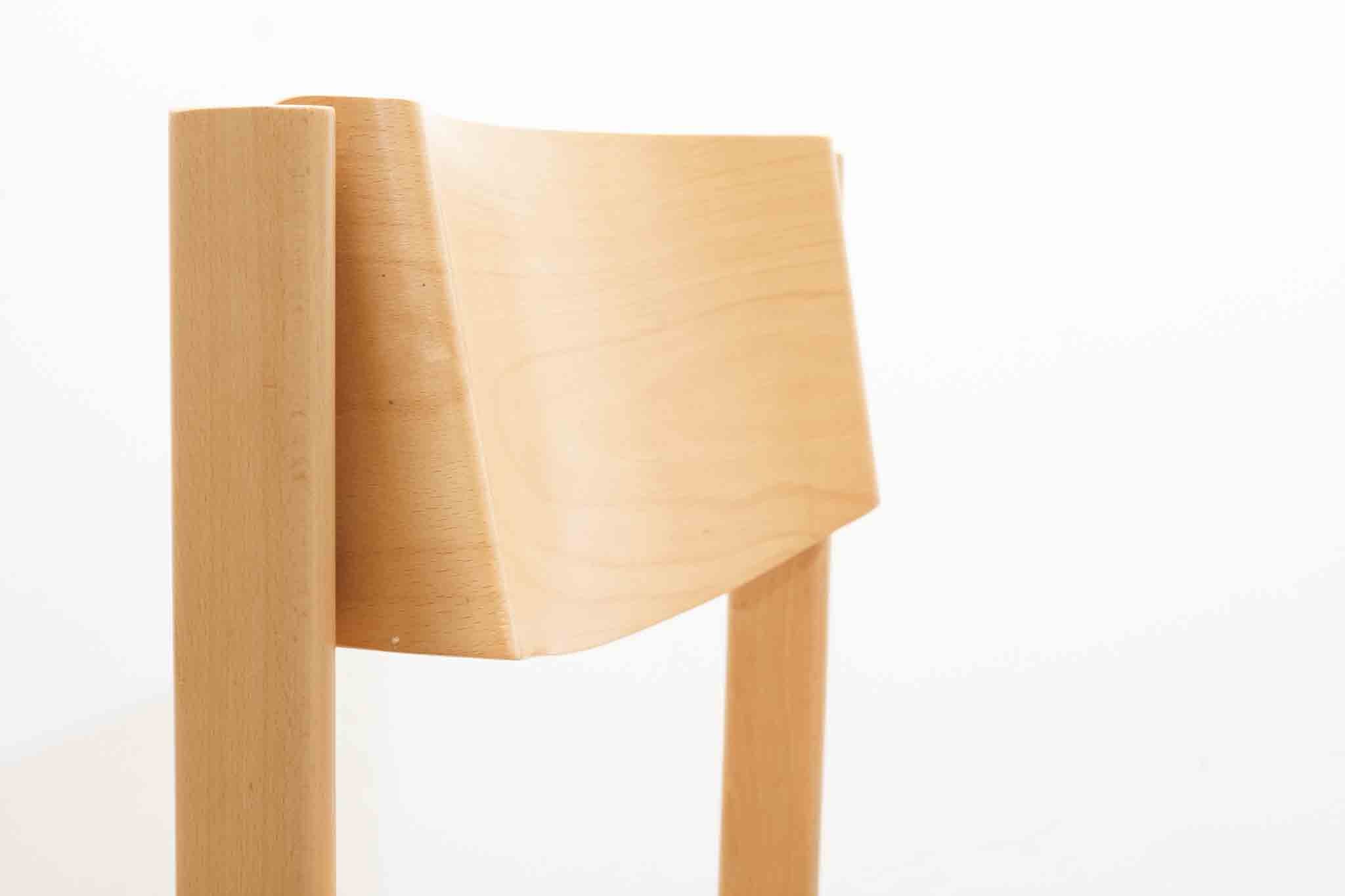 Chaise empilable en bois courbé années 70 teinte hêtre Cartel de Belleville