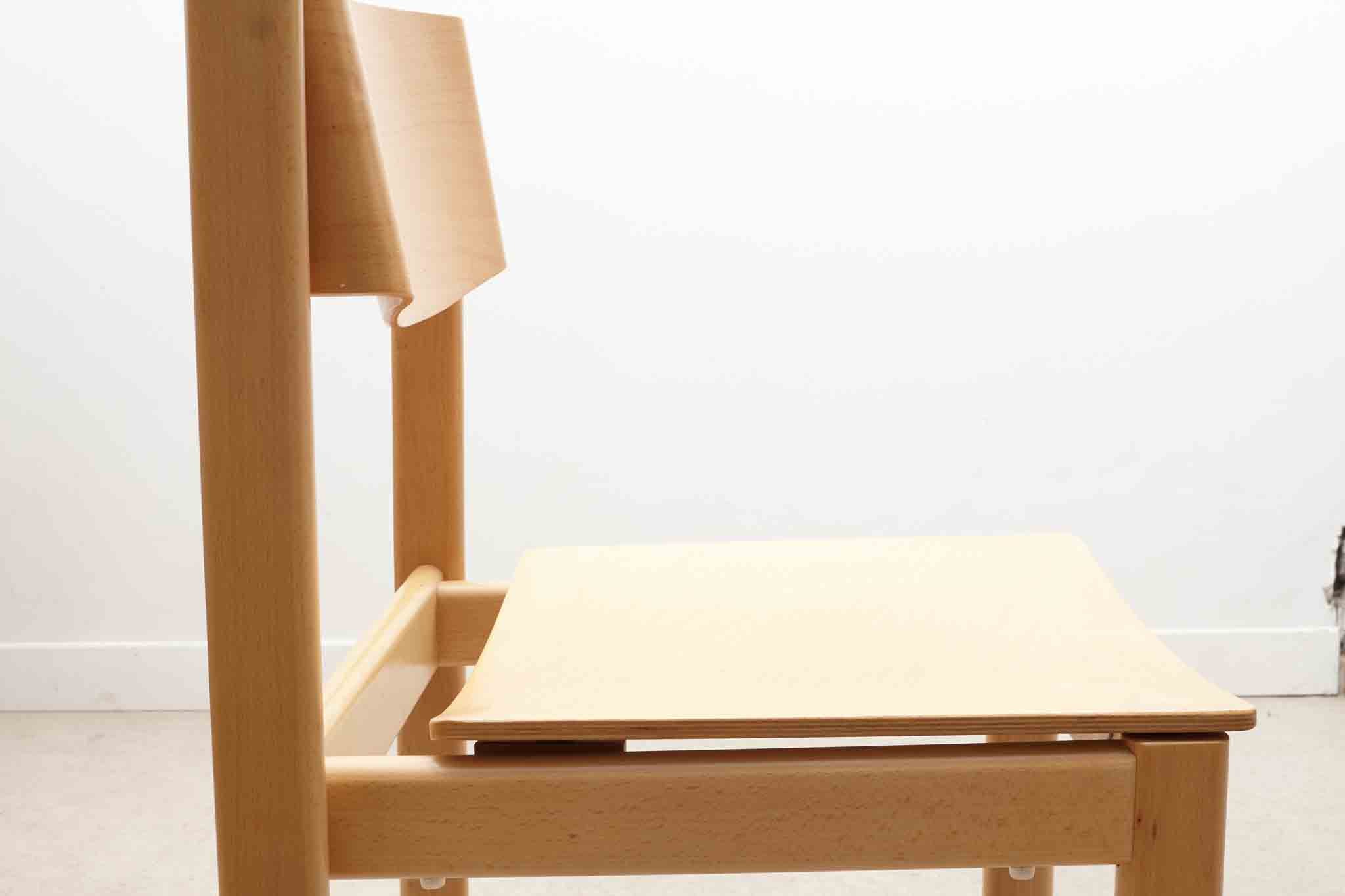 Chaise empilable en bois courbé années 70 teinte hêtre Cartel de Belleville