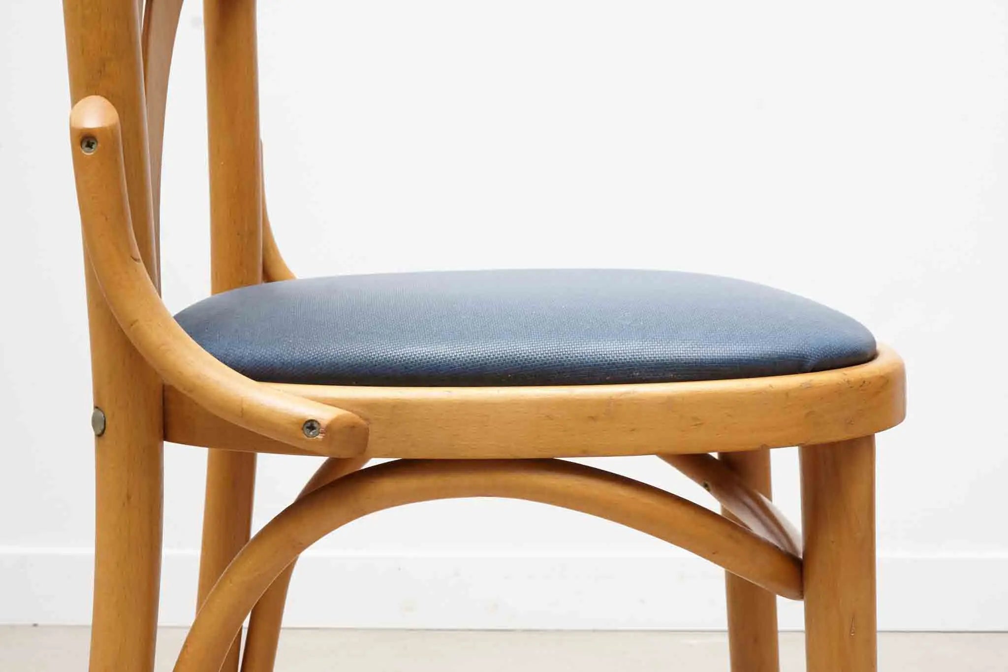 Chaise bistrot rembourrée hêtre et bleu Cartel de Belleville