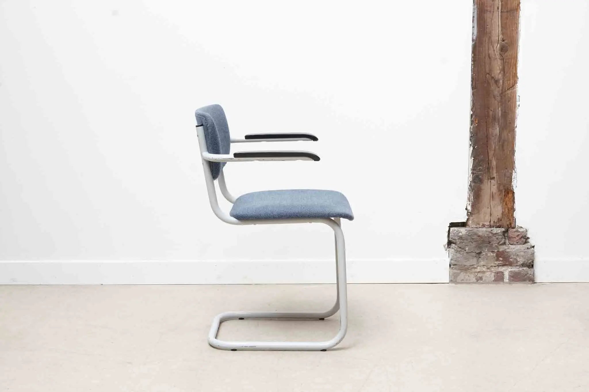 Chaise tissu bleu en S avec accoudoirs Cartel de Belleville