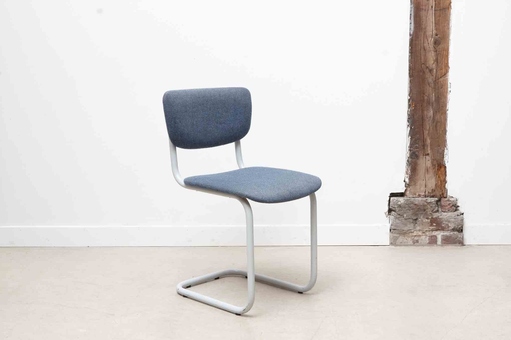 Chaise en S en tissu bleu