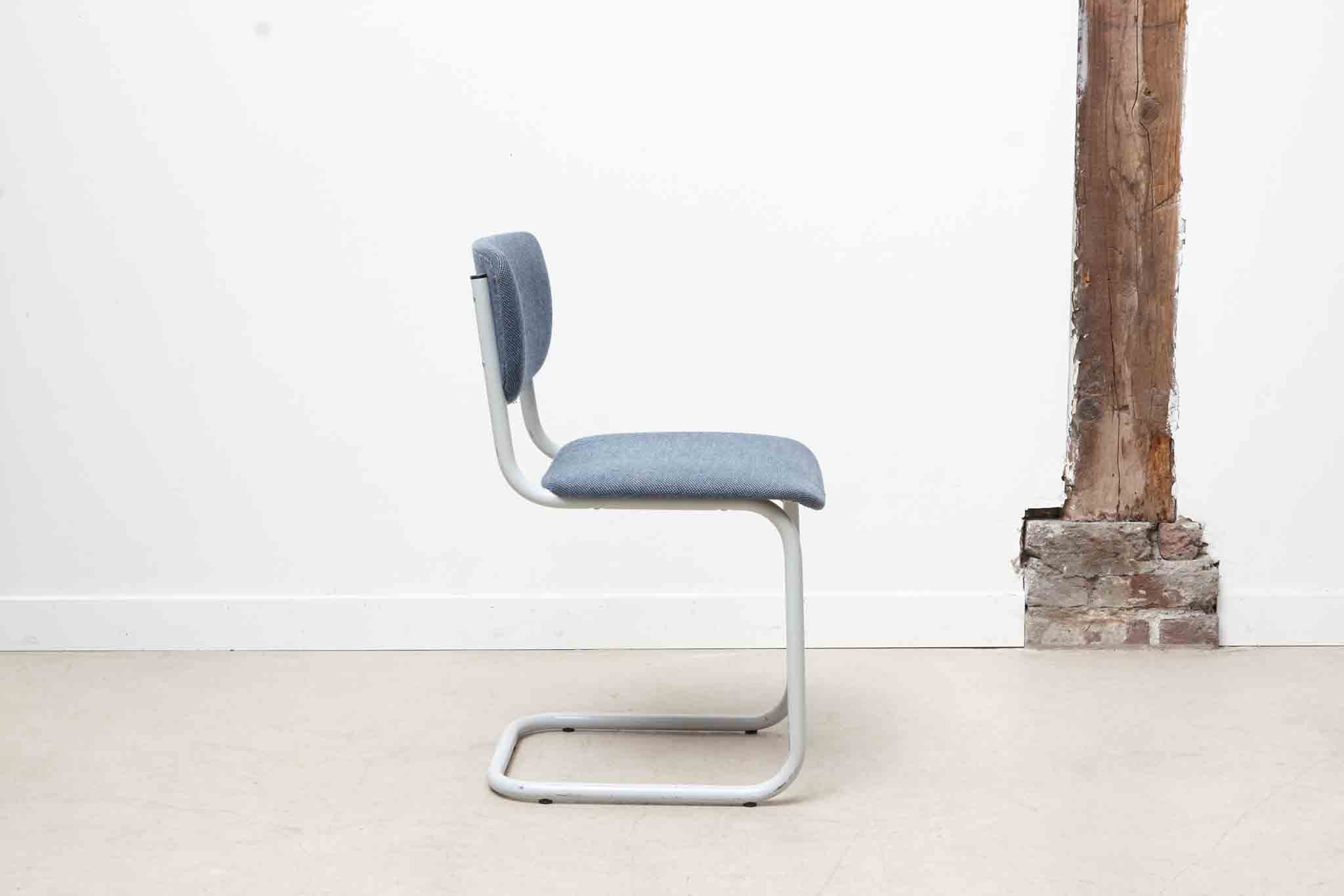 Chaise en S en tissu bleu