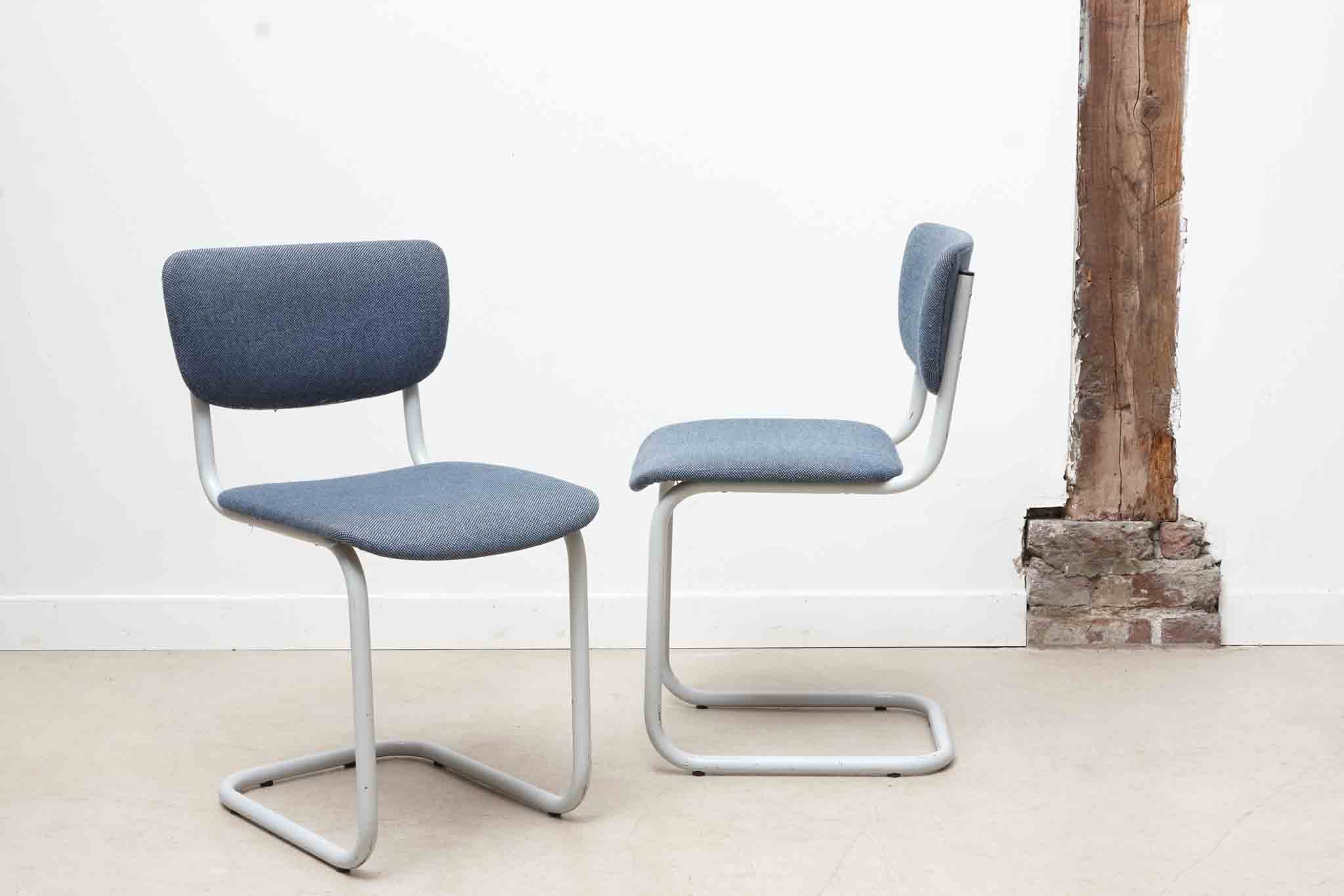 Chaise en S en tissu bleu