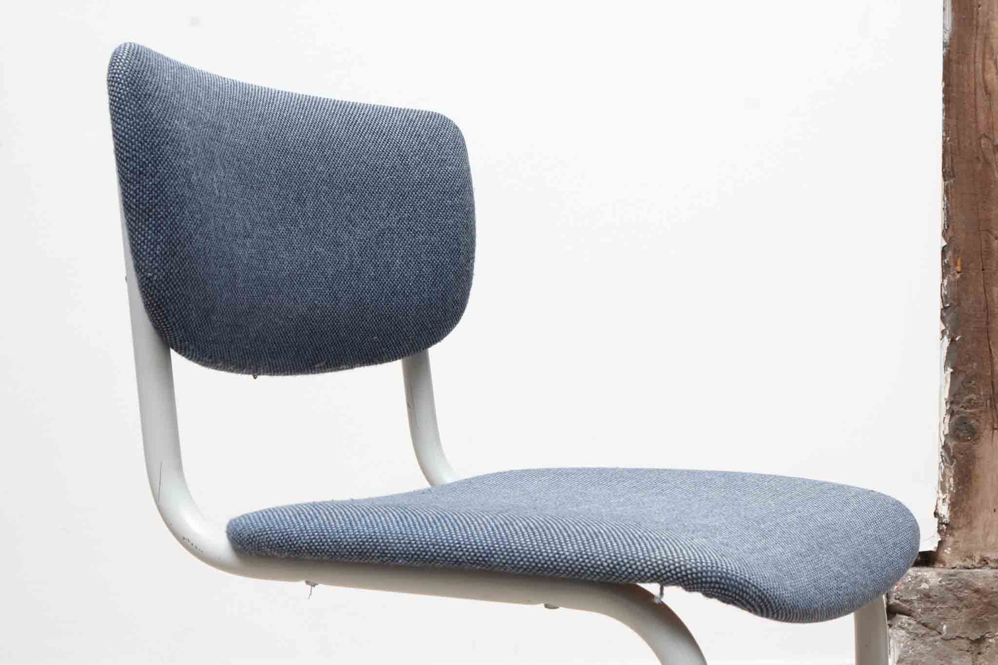 Chaise en S en tissu bleu