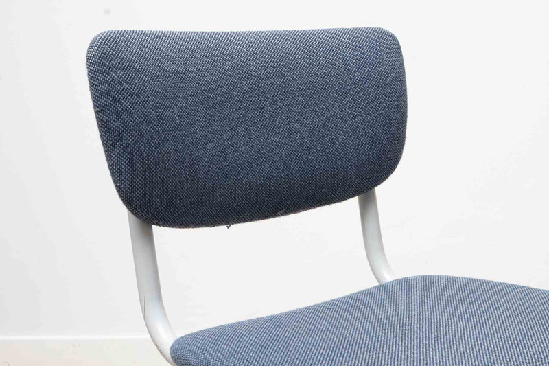 Chaise en S en tissu couleur bleu