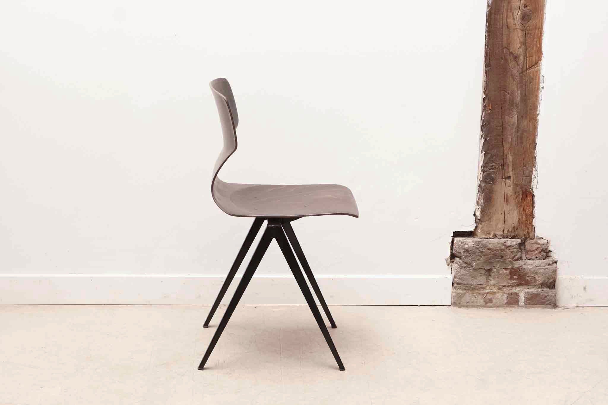 Chaise Galvanitas s19 réédition cintrée pied noir Cartel de Belleville