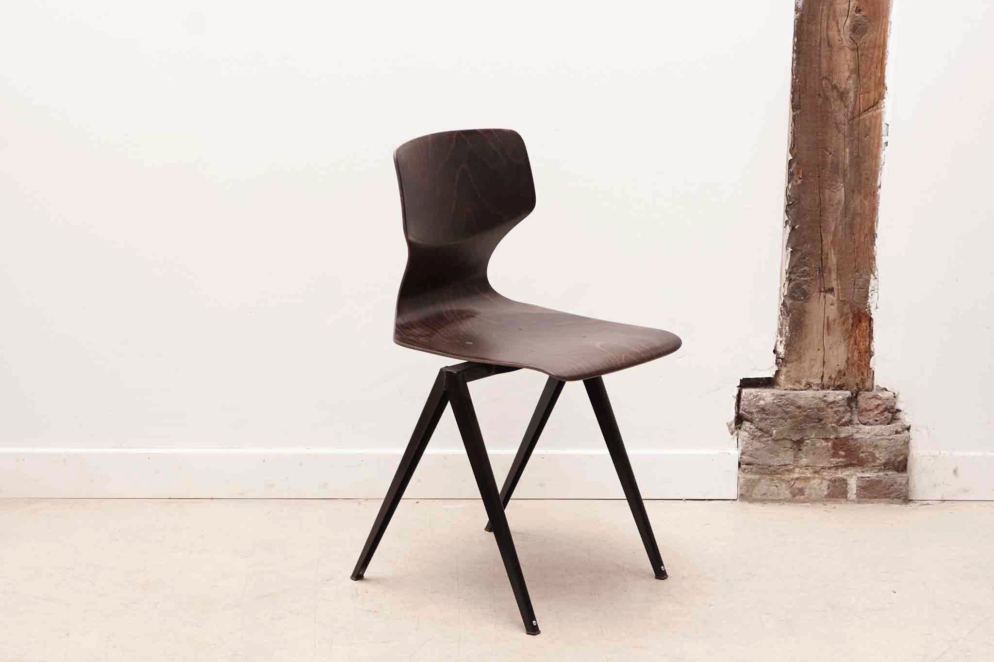 Chaise Galvanitas s19 réédition cintrée pied noir Cartel de Belleville