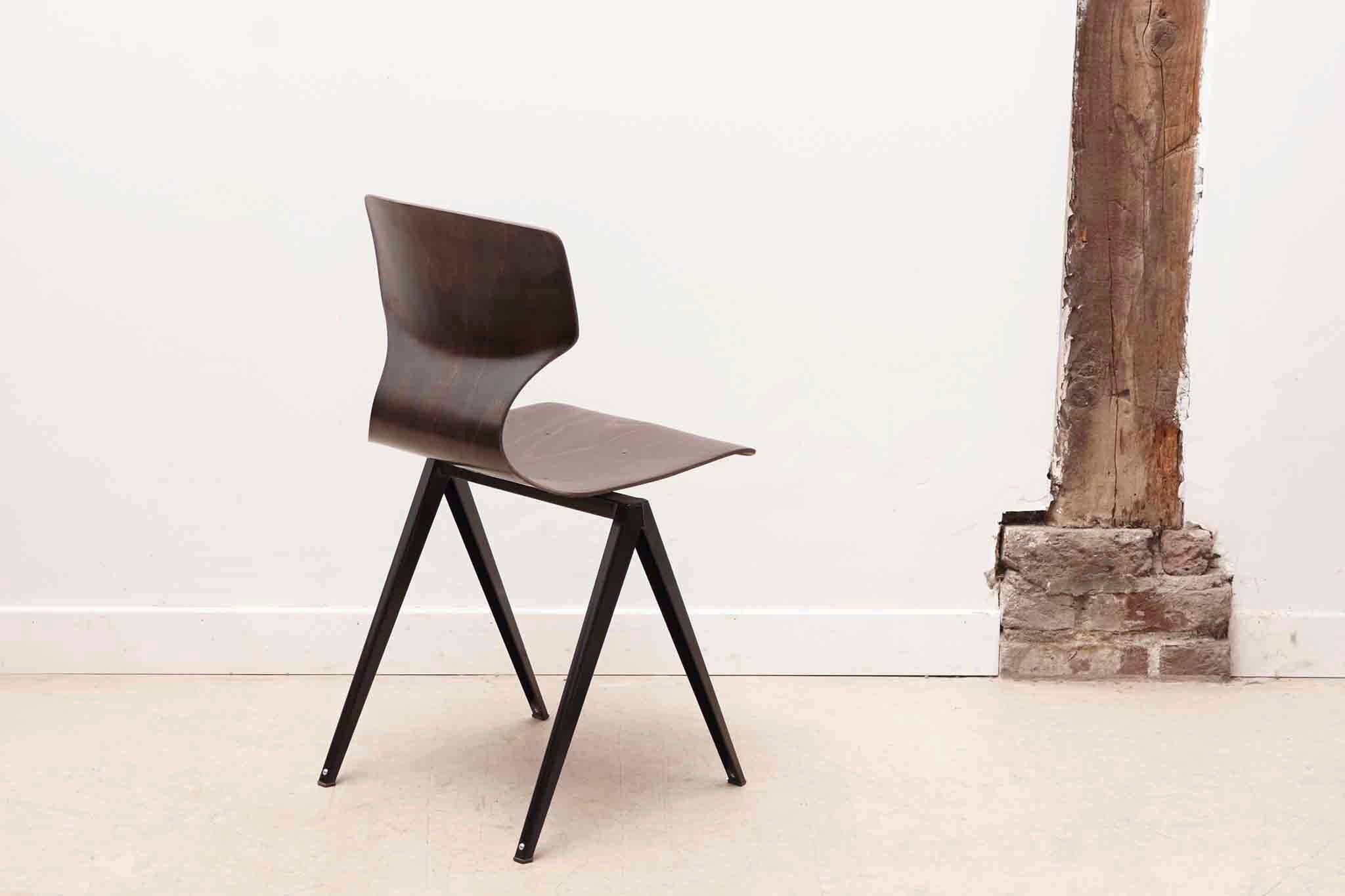 Chaise Galvanitas s19 réédition cintrée pied noir Cartel de Belleville